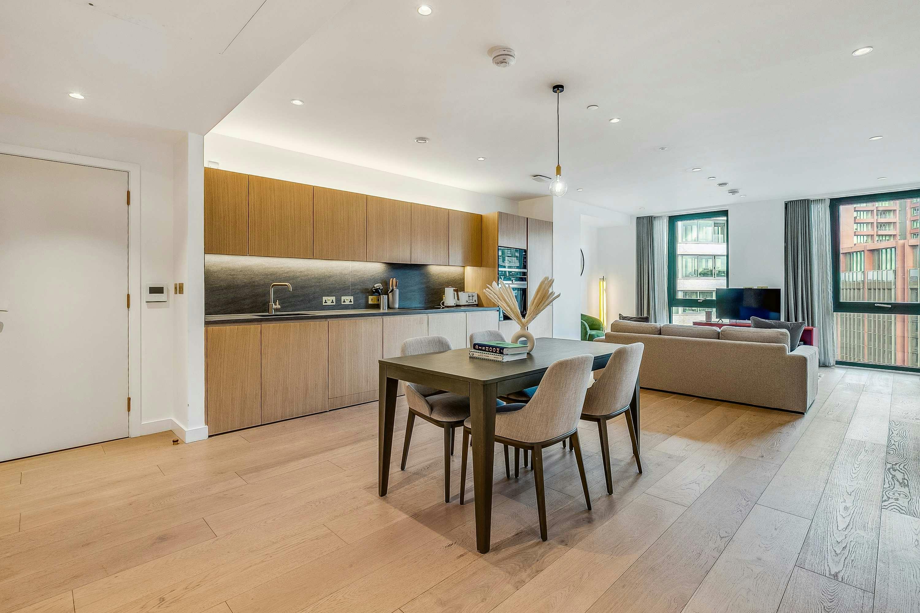 House Helm Battle Bridge Kings Cross: Spacious 3-Bedroom Luxury Apartment with Balcony, Kings Cross