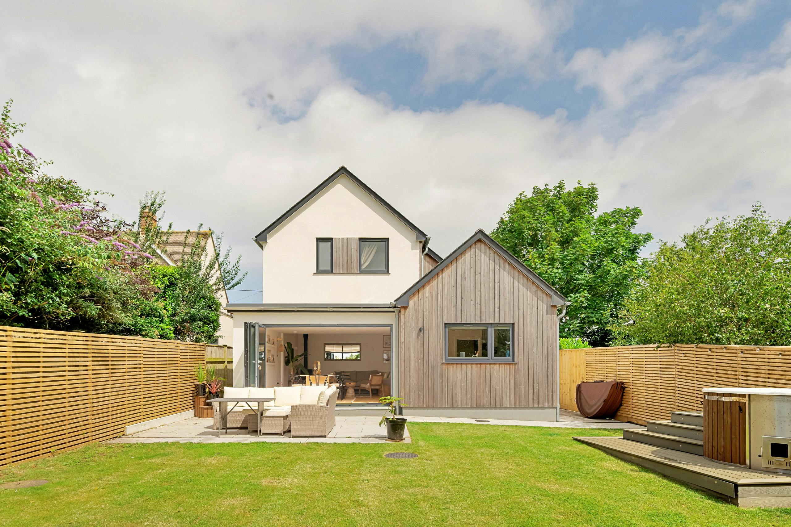 House Stratton Bude: Luxury 3-Bedroom Villa with Hot Tub and Sea Views, Bude Cornwall
