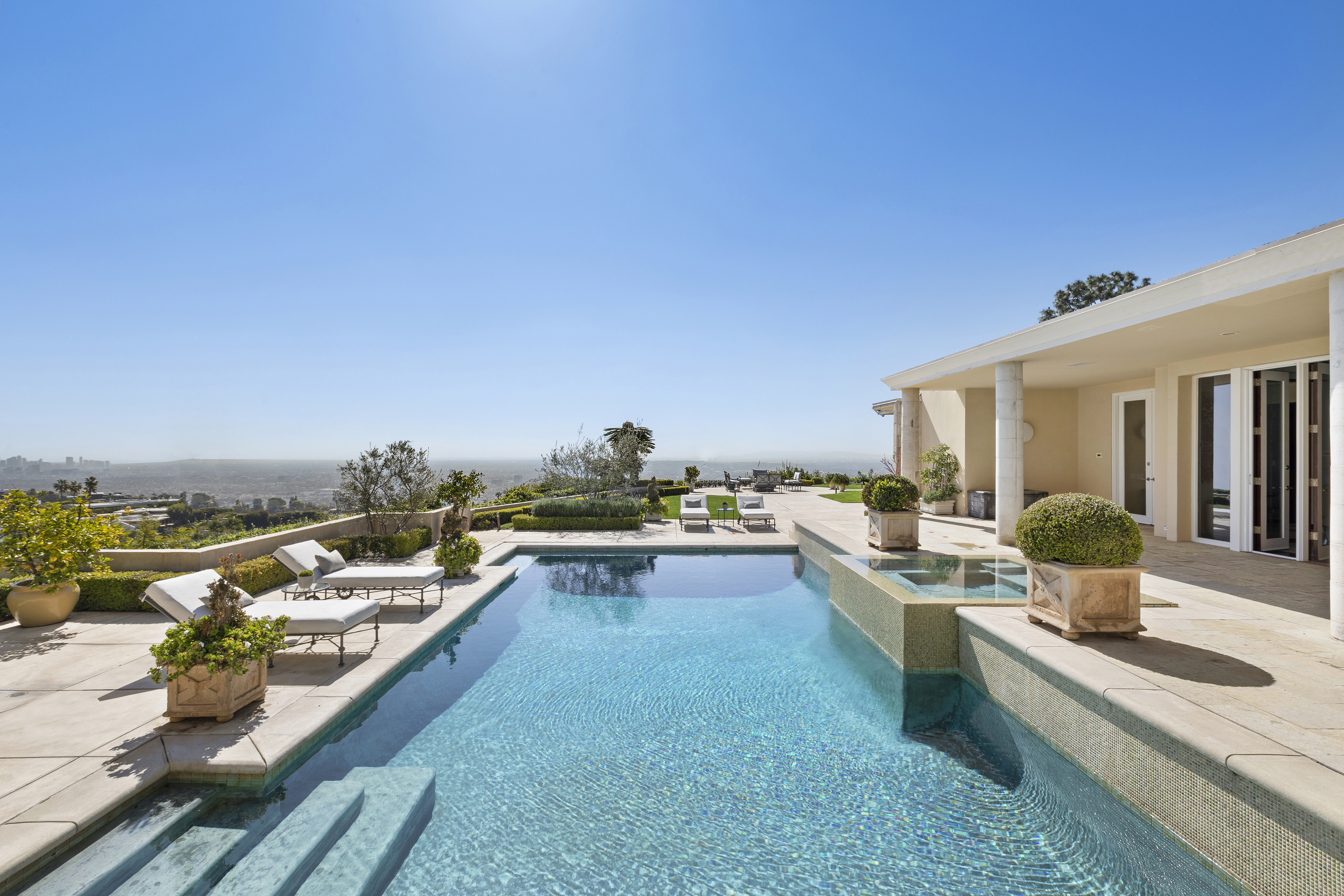 Villa Aurore Runyon Laurel Canyon: Spacious 8-Bedroom Luxury Apartment with Pool, Los Angeles