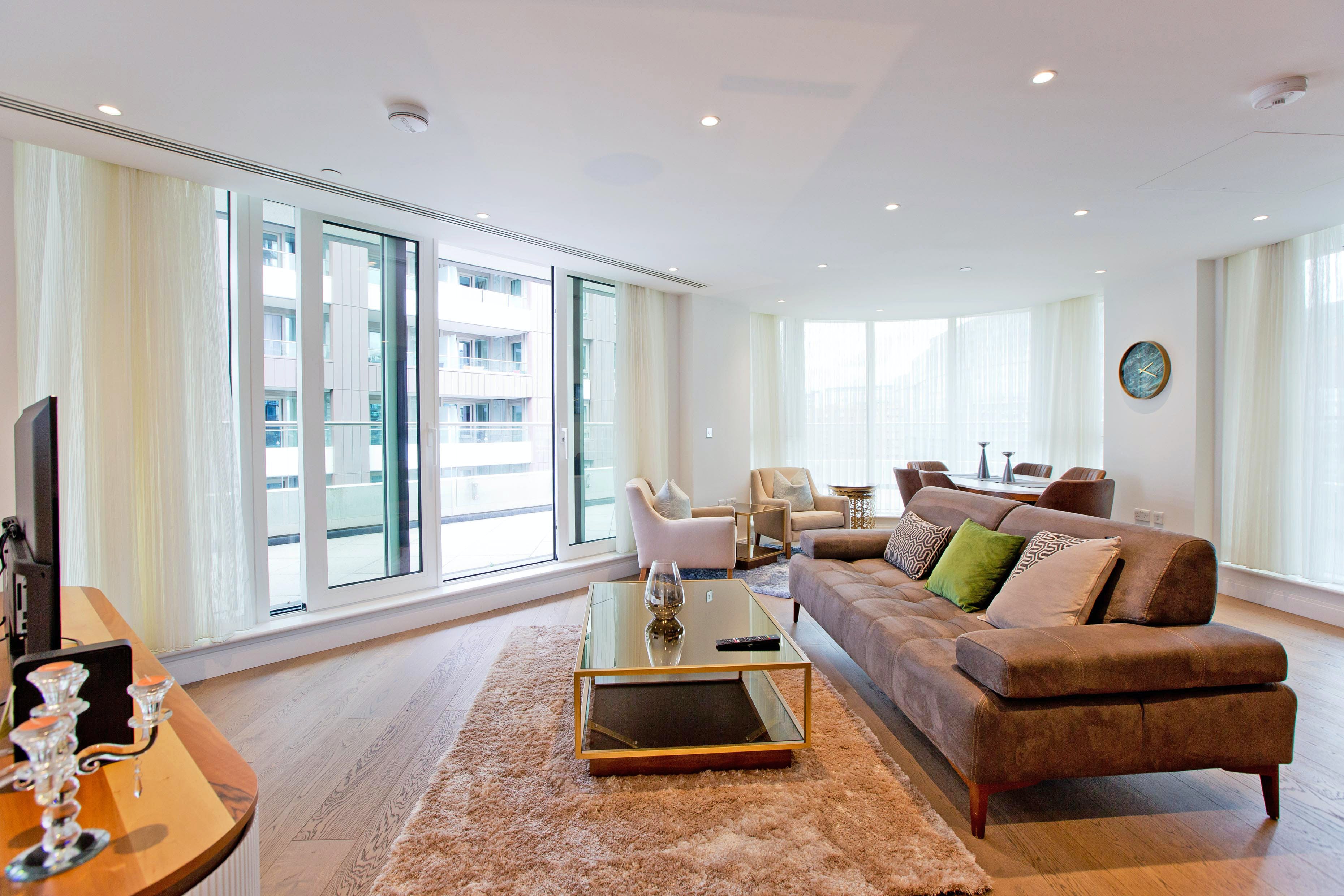 House Vauxhall Nine Elms: Stylish 2-Bedroom Apartment Rental with Terrace and Air-Con, Nine Elms London
