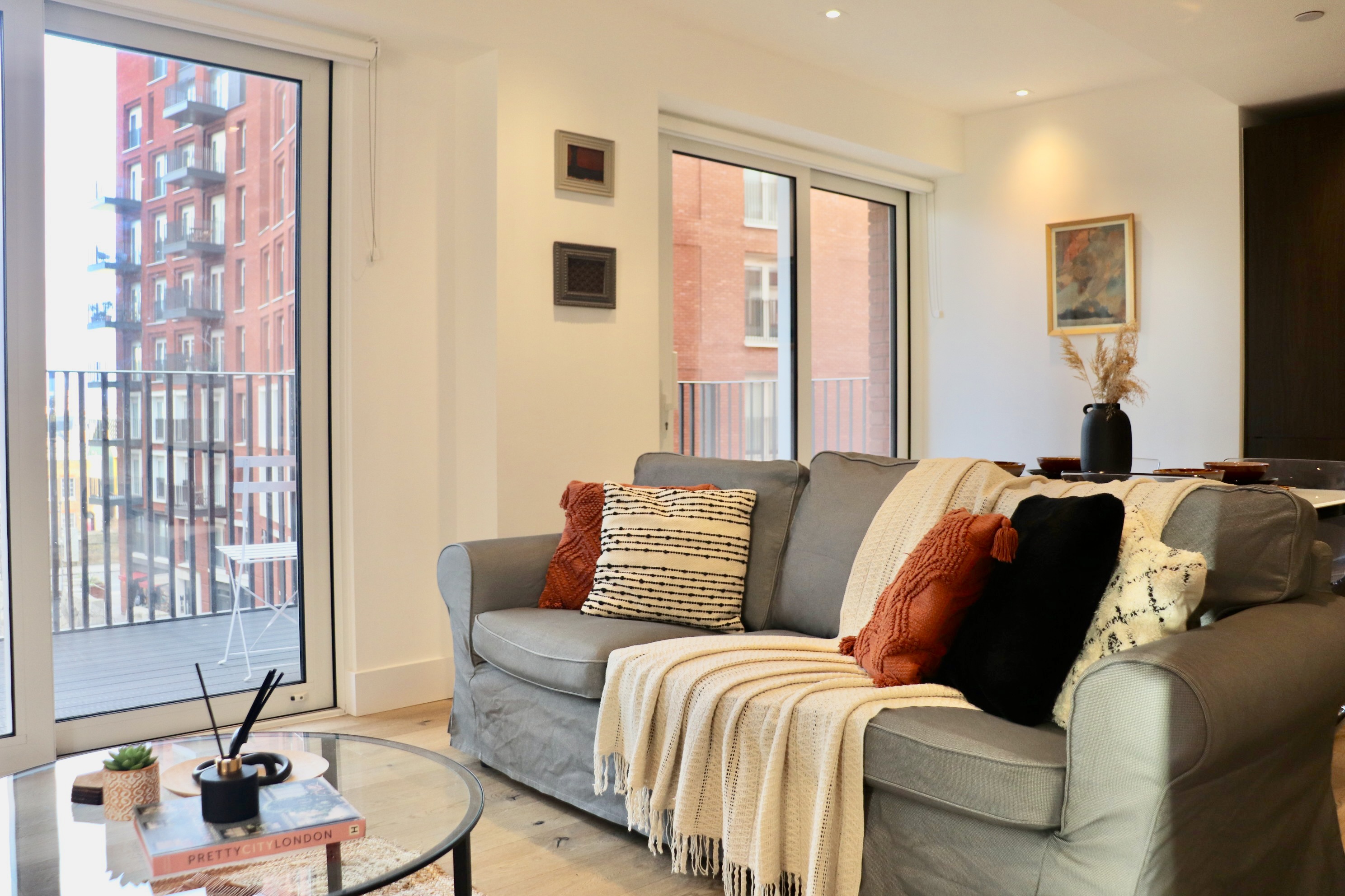 House Vauxhalloria Vauxhall: Contemporary 2-Bedroom Apartment Rental with Balcony in Vauxhall, London
