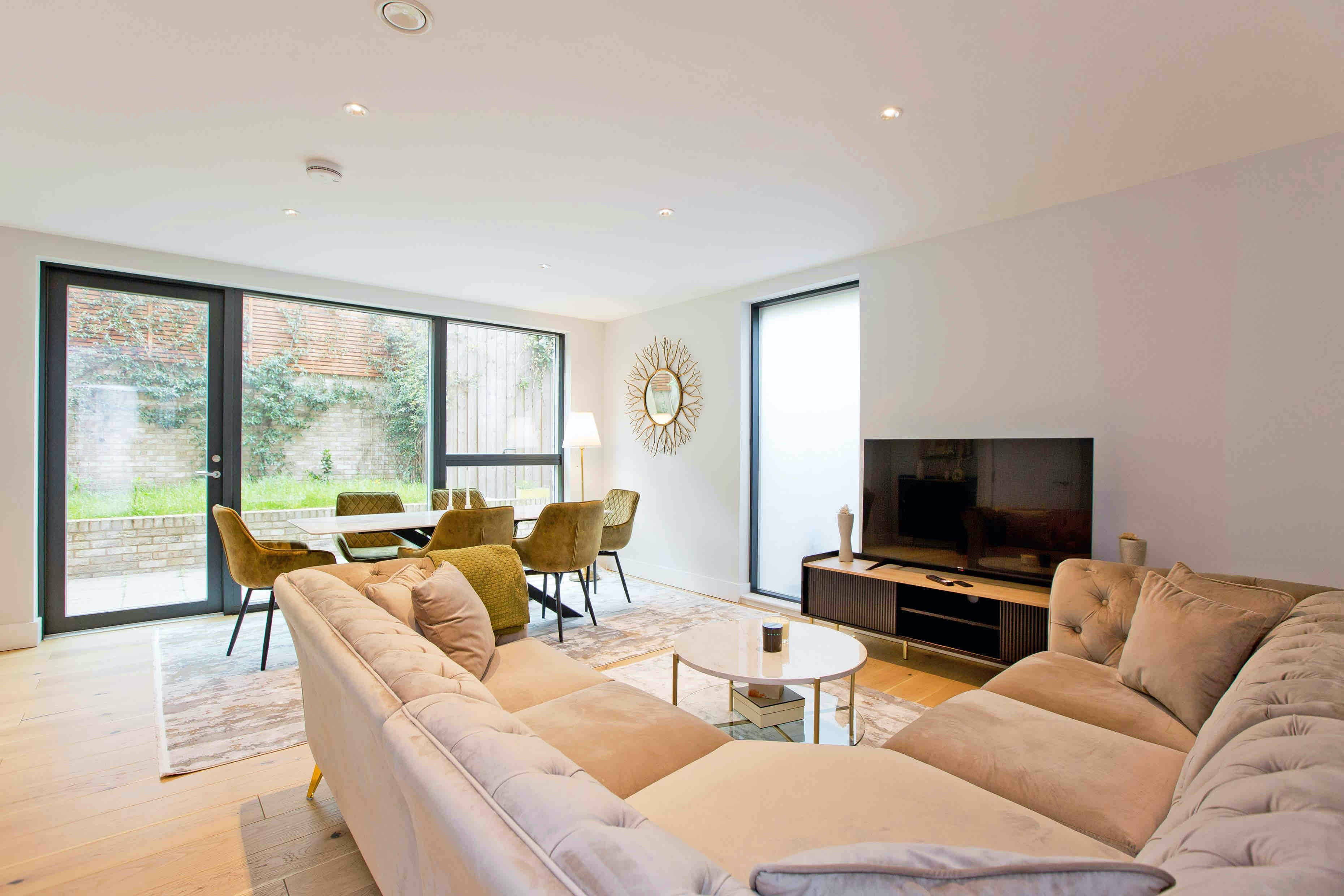 House Wandle Nine Elms: Luxury 3-Bedroom House with Garden and Family-Friendly Amenities, Nine Elms