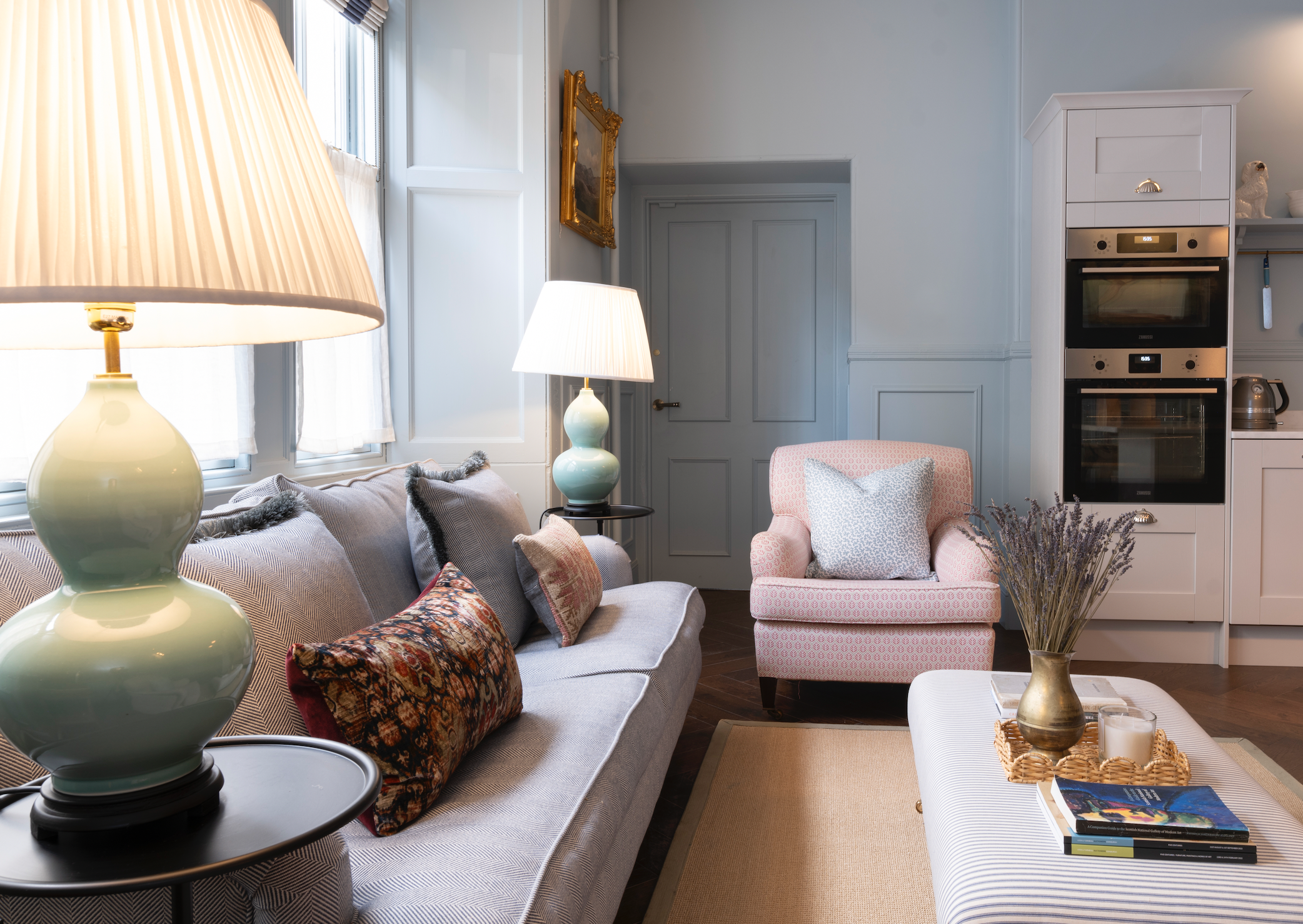 House Watercourse Edinburgh: Charming 3-Bedroom Apartment with Courtyard Garden, Dean Village Edinburgh