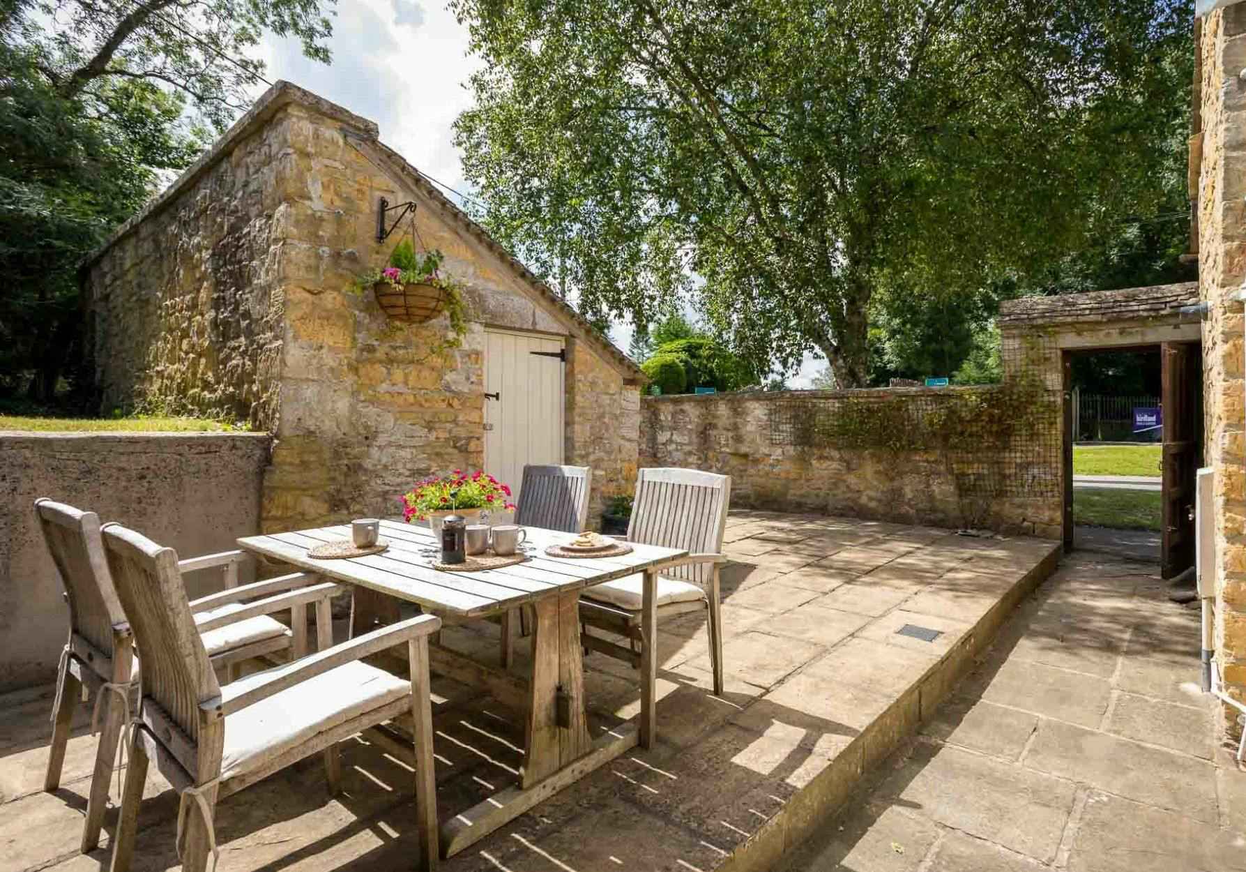 House Gloaming Salperton Bourton-on-the-Water: Charming 2-Bedroom Holiday Cottage with Garden in Bourton-on-the-Water