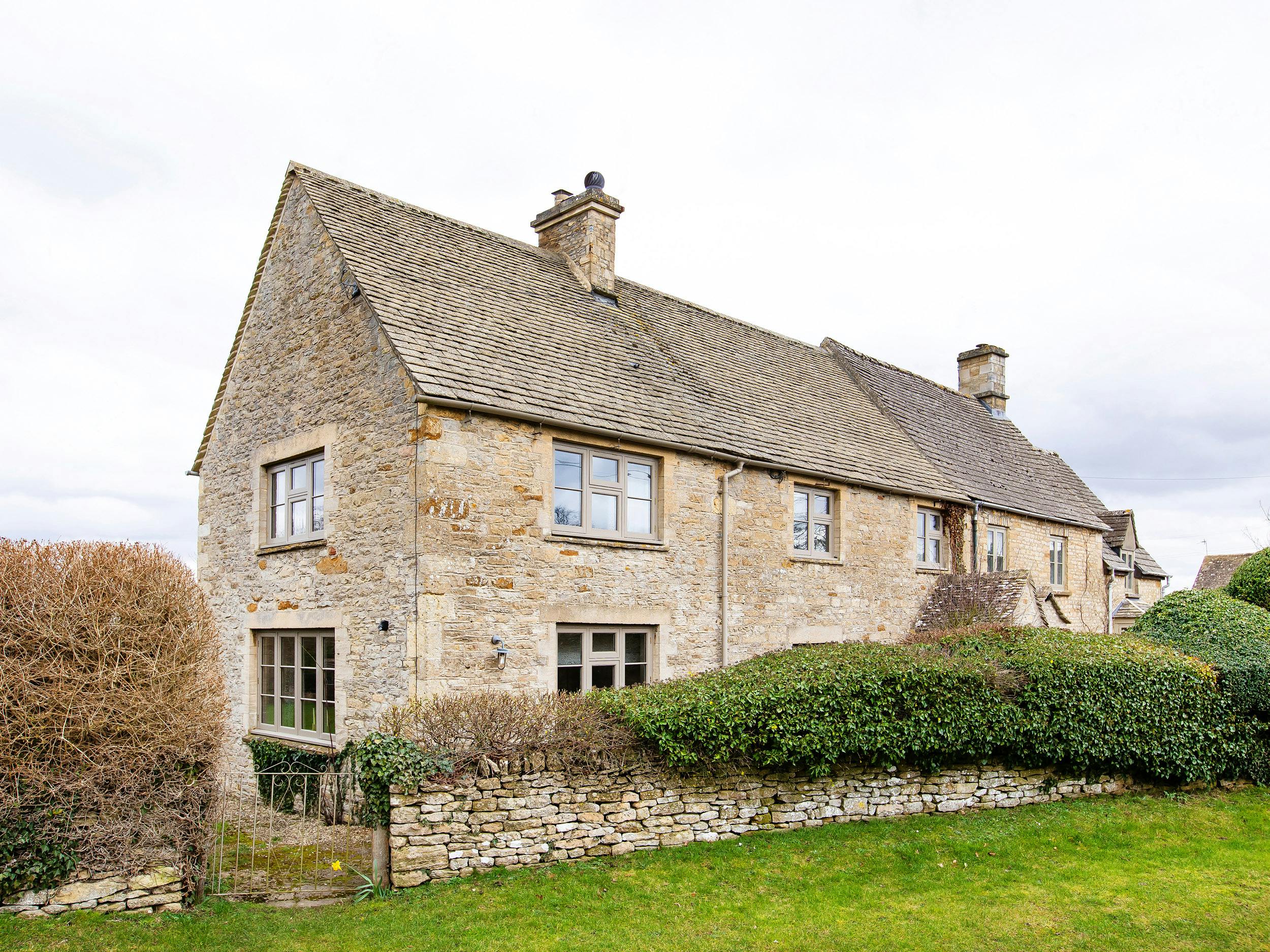 House Gloaming Alvescot Burford: Charming 3-Bedroom Family-Friendly Holiday Cottage in Burford, Oxfordshire
