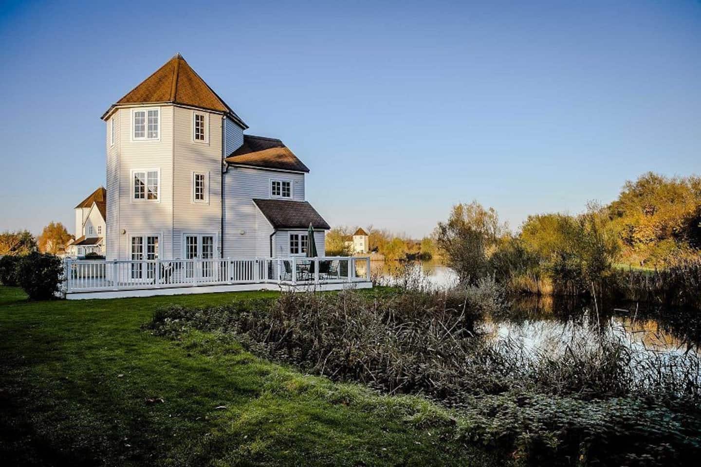 House Windrush Cricklade: Luxury 3-Bedroom Villa with Hot Tub and Lake Views, Cricklade