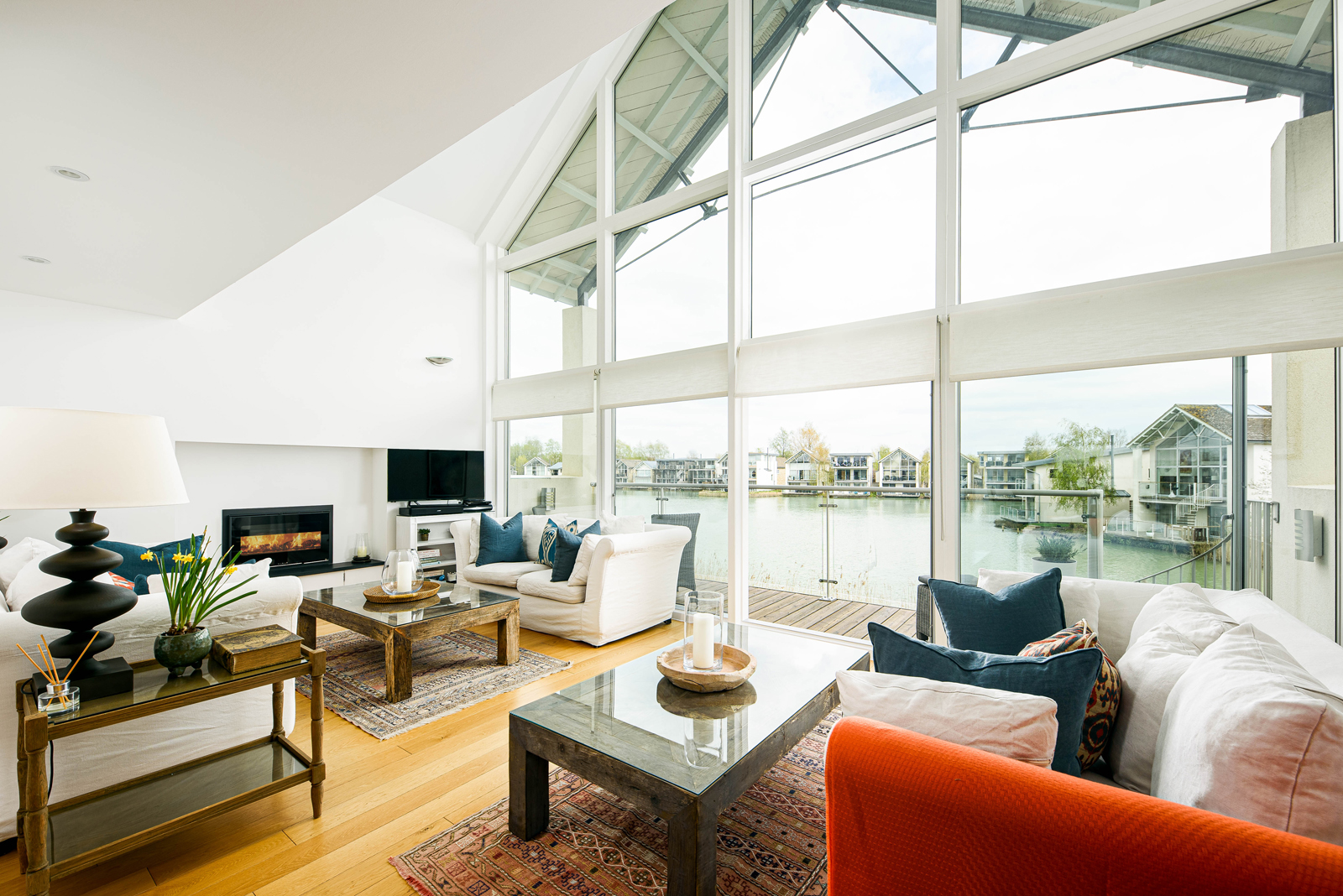 House Witham Cricklade: Luxury 4-Bedroom House with Pool and Lake Views, Cricklade