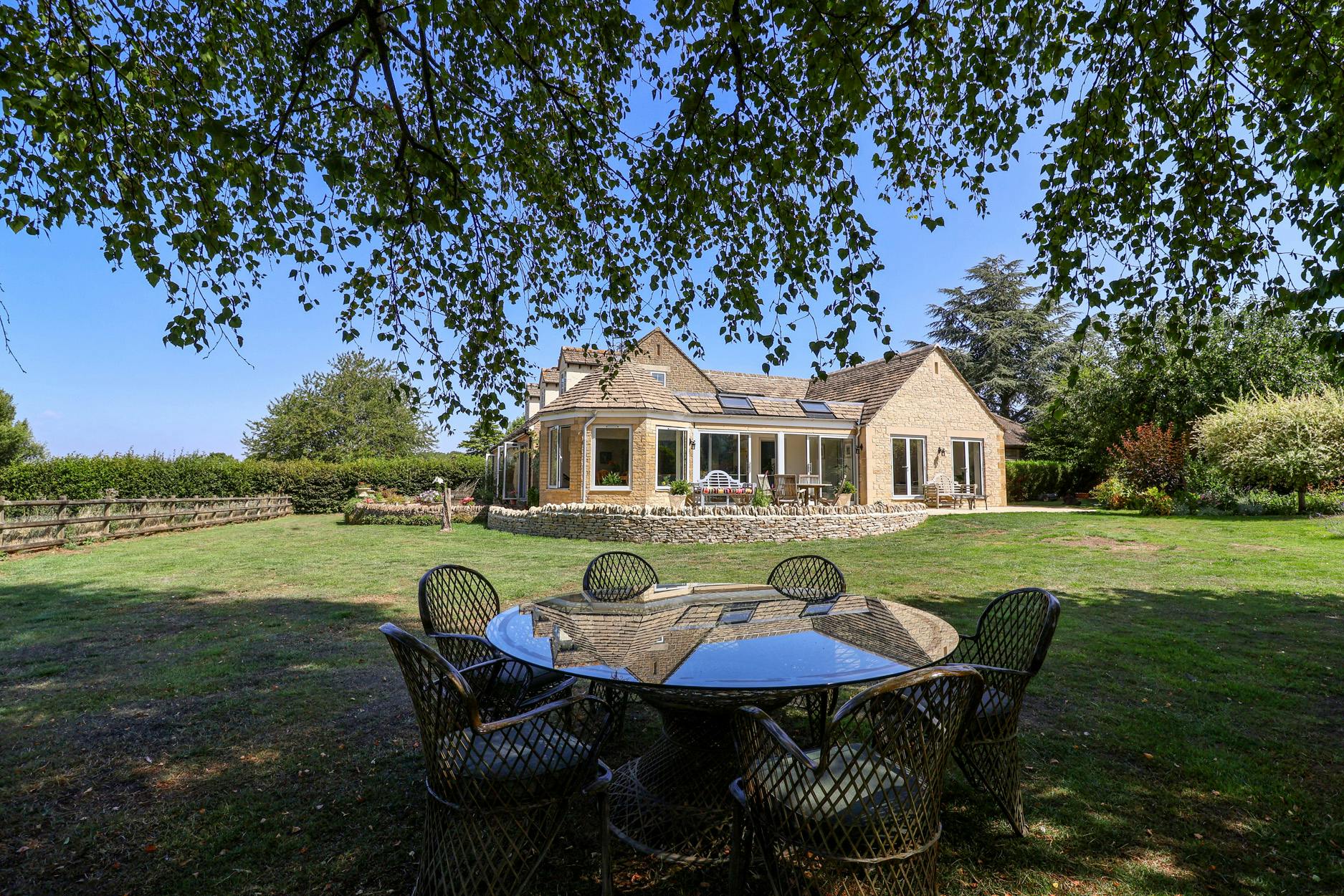 House Withington Gloucestershire: Luxury 4-Bedroom House with Garden and BBQ, The Cotswolds