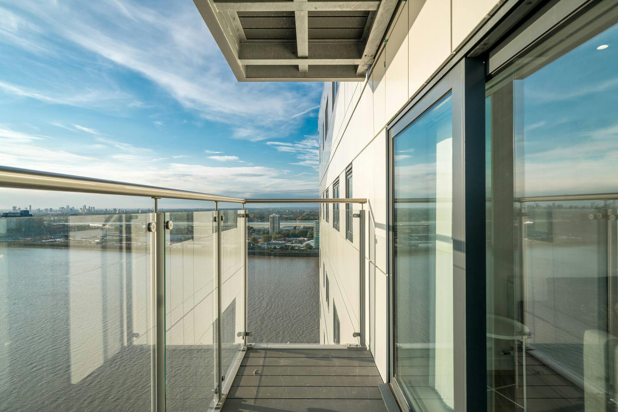 House Woolwich Reach: Modern 2-Bedroom Apartment with Private Terrace, Apartment Rental Woolwich