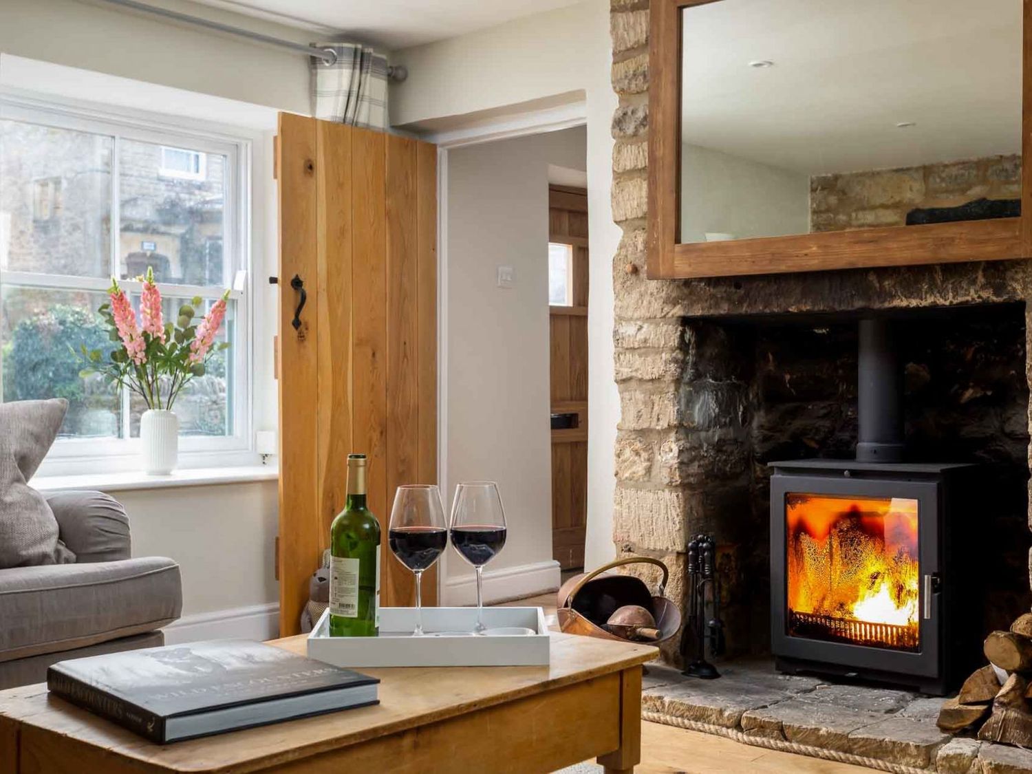 House Wychwood Milton: Luxury 4-Bedroom Cottage with BBQ and Family-Friendly Features, Oxfordshire