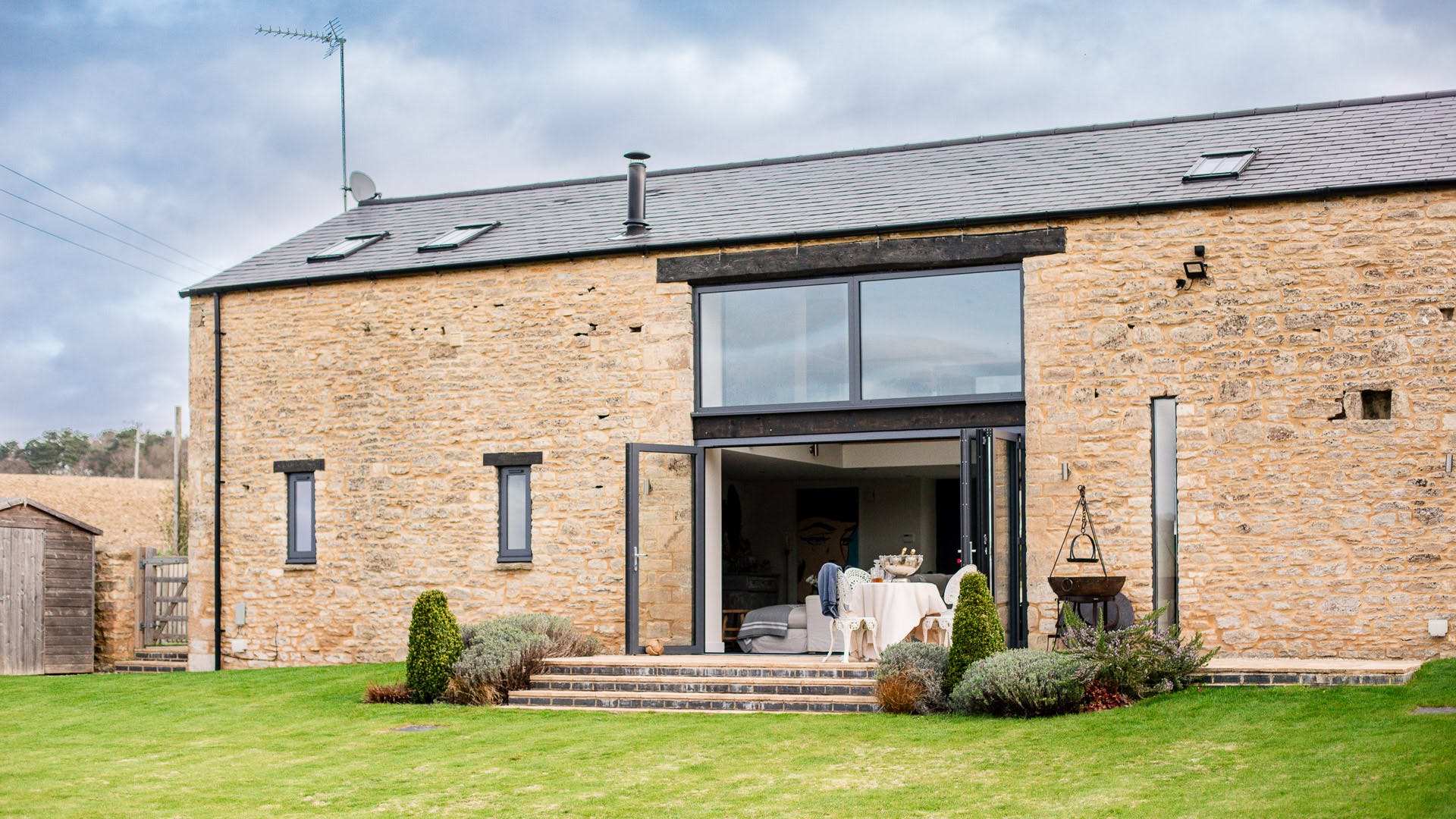 House Wychwood Oxfordshire: Charming 3-Bedroom Luxury House with Lake Views, Oxfordshire