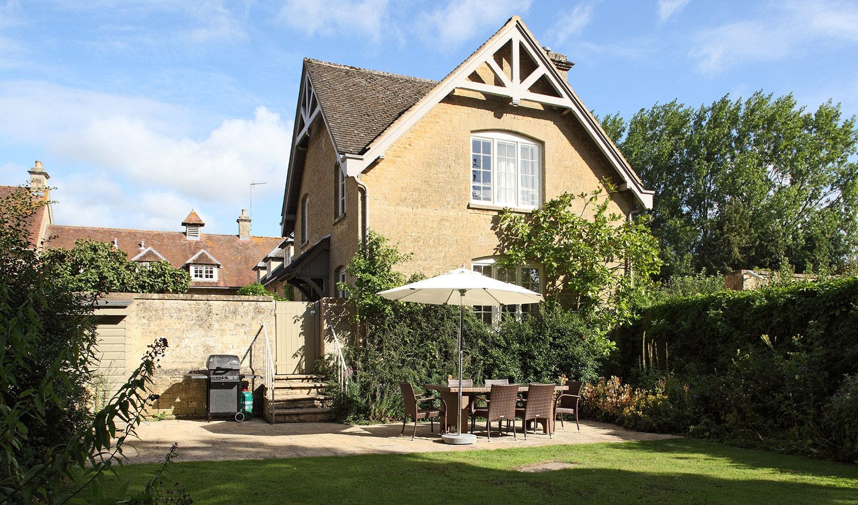 House Helm Hatherop The Cotswolds: Charming 3-Bedroom Golf Villa with Pool, Oxfordshire