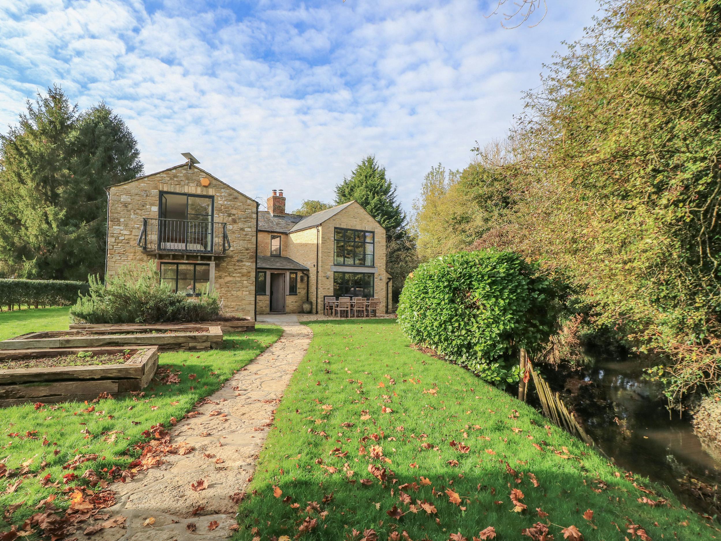 House Wytham Faringdon: Charming 4-Bedroom Holiday Cottage with Countryside Gardens, Faringdon