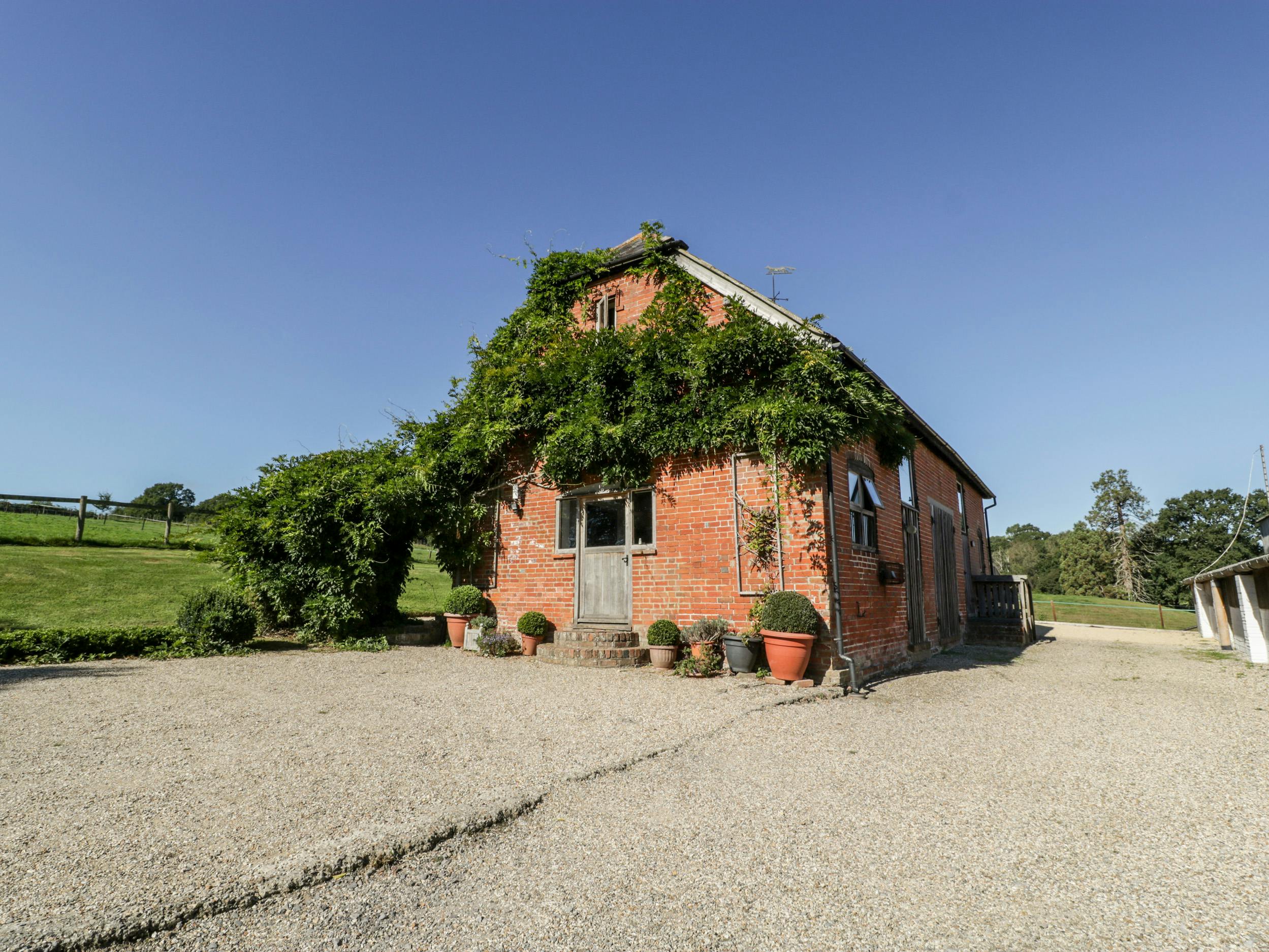 House Gloaming Stoney Cross Hampshire: Spacious 5-Bedroom House with Tennis Court, Hampshire