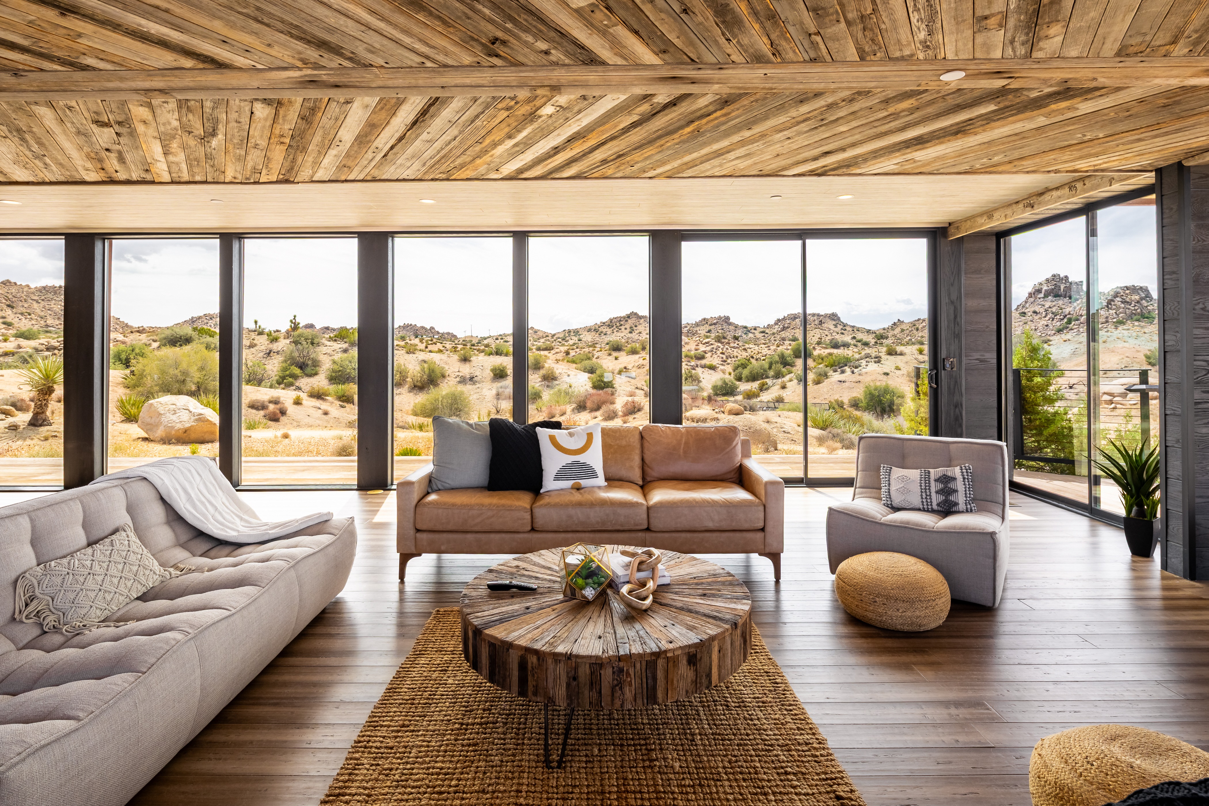 Villa Zephyros Deepwell Pioneertown: Luxury 6-Bedroom Villa with Pool and Hot Tub, Joshua Tree