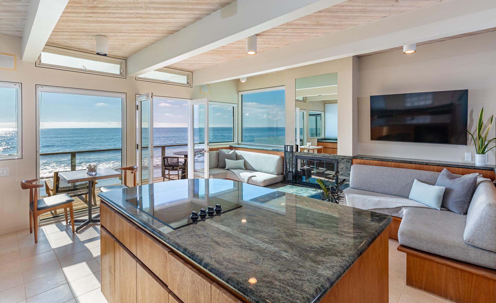 Villa Ametista Point Dume Malibu: 3-Bedroom Beachfront Luxury Apartment with Seaviews, Malibu