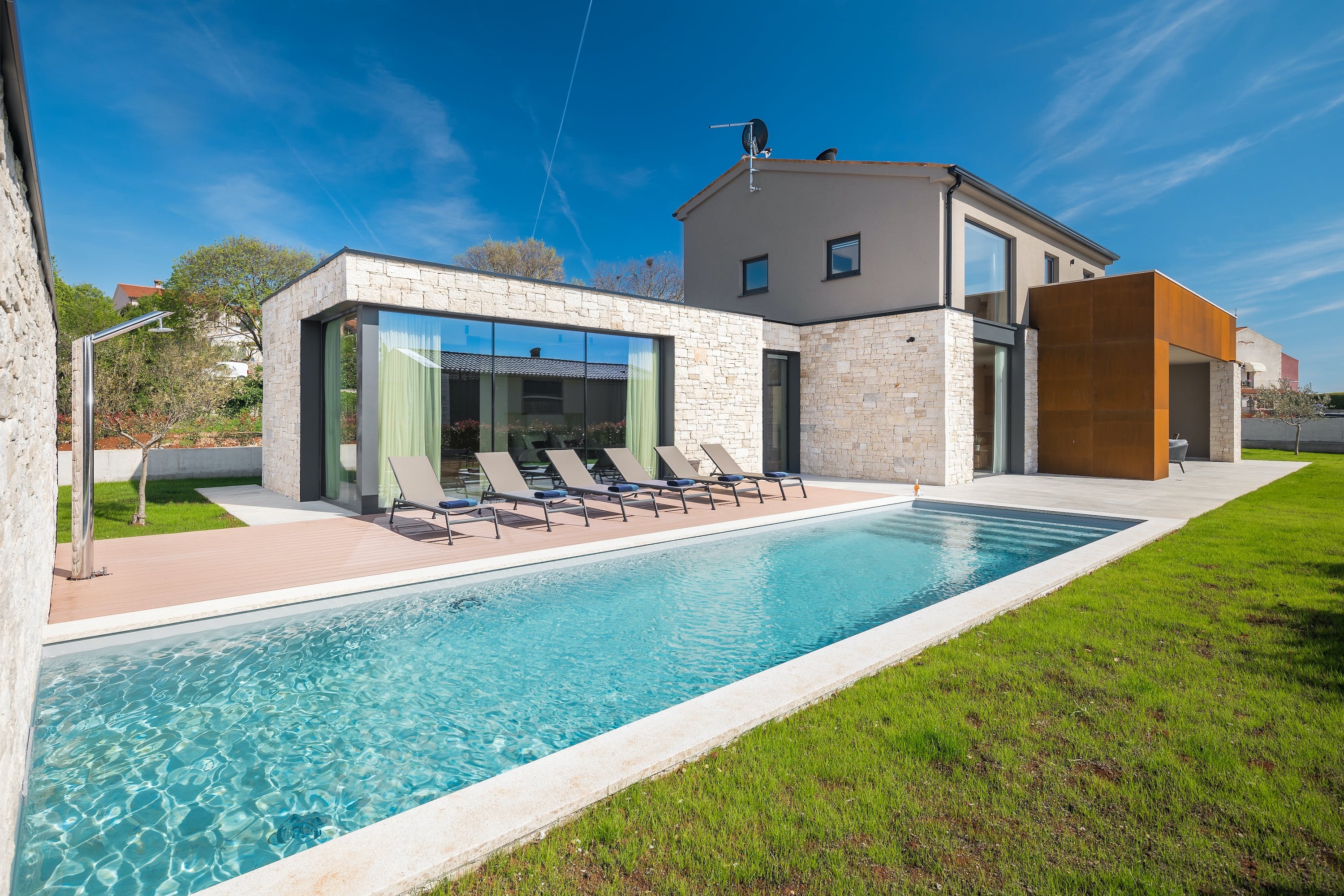 Kuća Lysias Kukurini Istria: Stylish 3-Bedroom Apartment with Sea Views and Pool, Istria