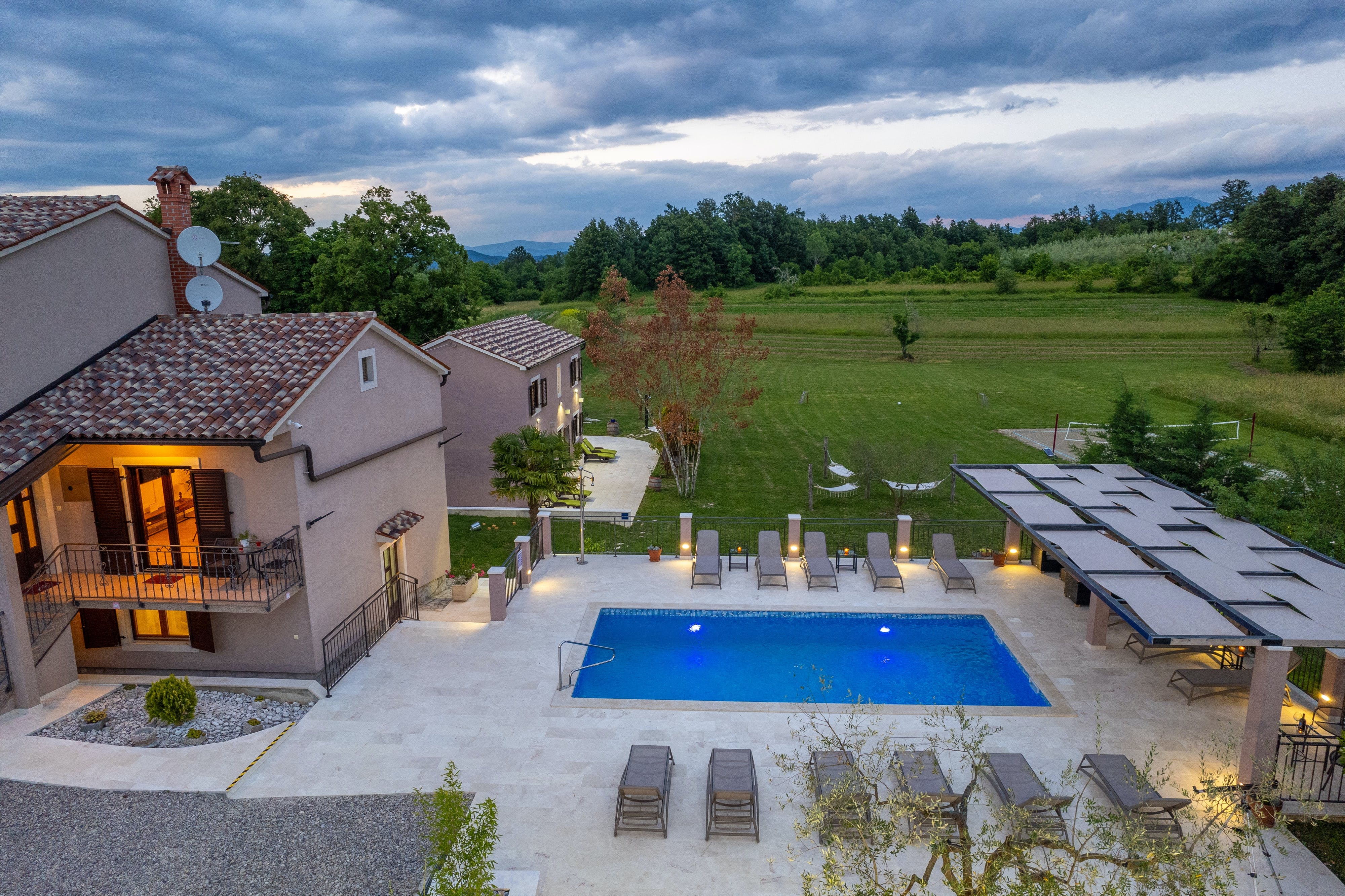 Kuća Draga Pićan: Spacious 6-Bedroom Apartment with Pool and Air Conditioning, Istria