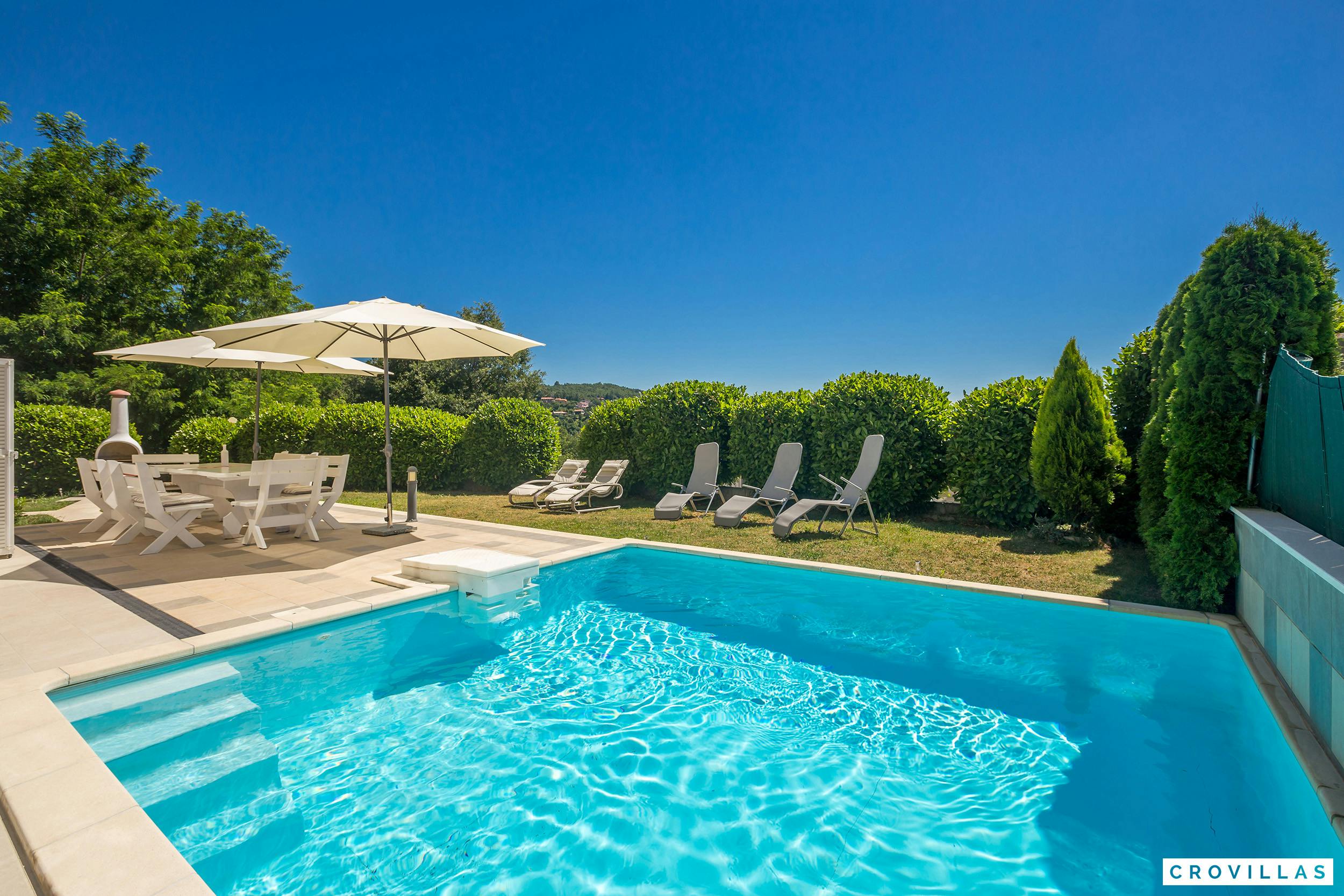Kuća Jelovica Opatija: Spacious 5-Bedroom Apartment with Heated Pool and Sea Views, Istria