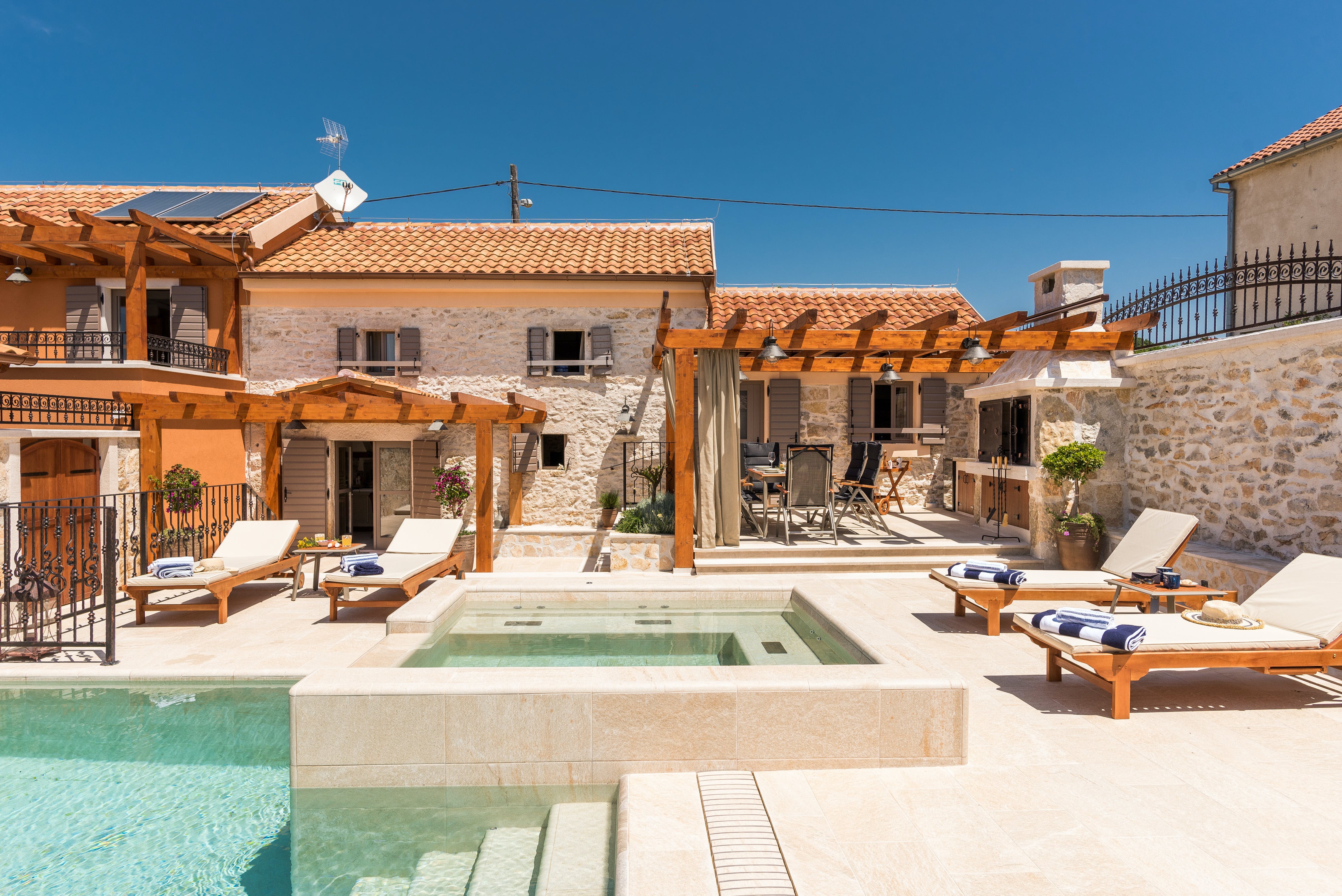 Kuća Mandrava Šibenik: Stylish 2-Bedroom Apartment with Heated Pool and Sauna, Šibenik-Knin County