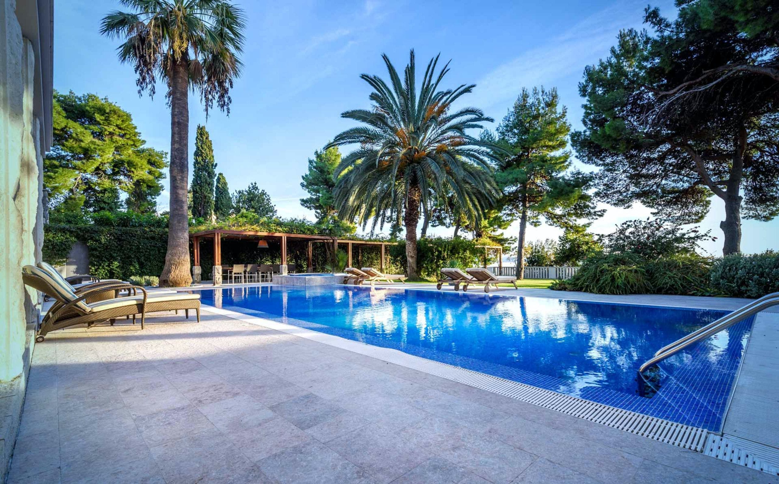 Kuća Lepota Meje Split: Spacious 5-Bedroom Luxury Apartment with Seaview and Pool, Split