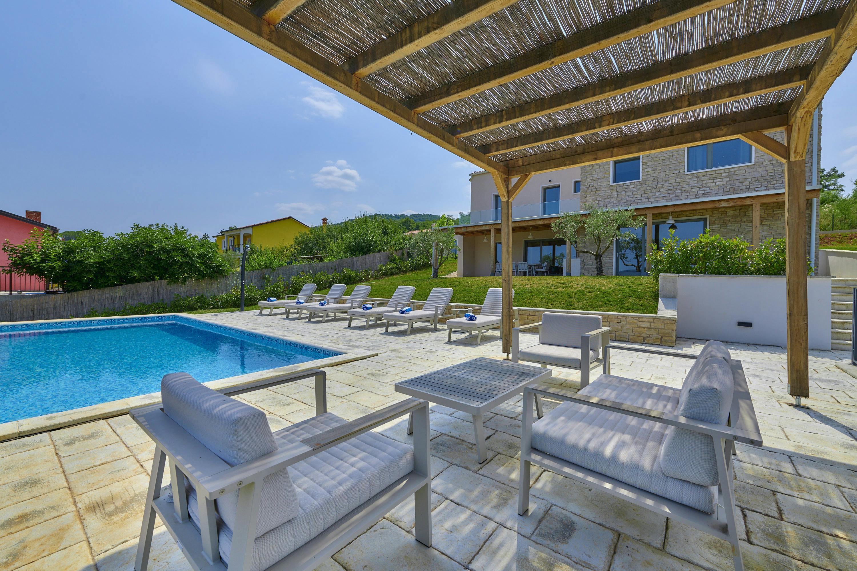 Kuća Chrysos Barbariga Istria: 8-Bedroom Luxury Apartment with Pool, Istria County