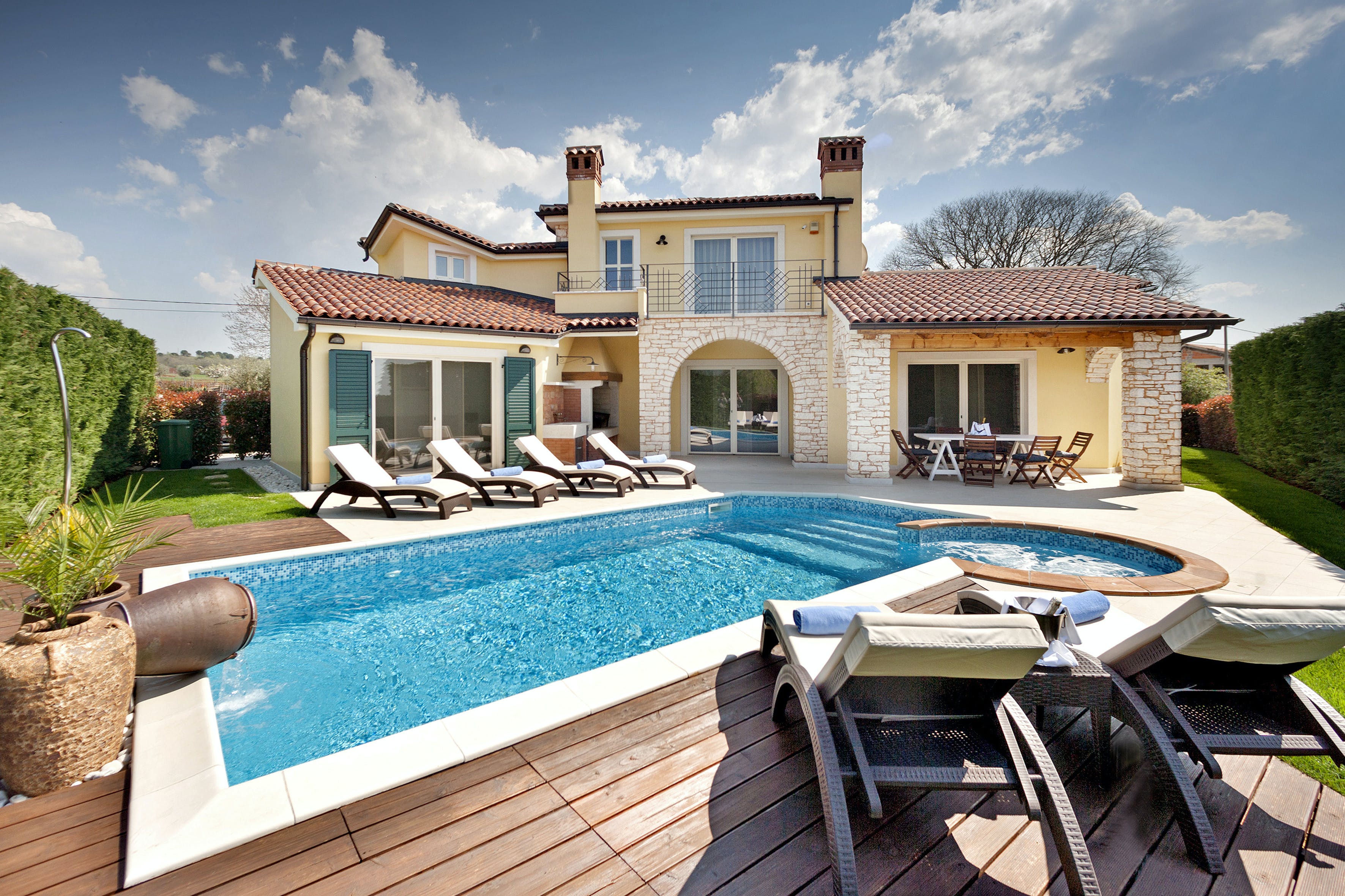 Kuća Štern Istra: Spacious 3-Bedroom Apartment with Pool and Hot Tub, Istria