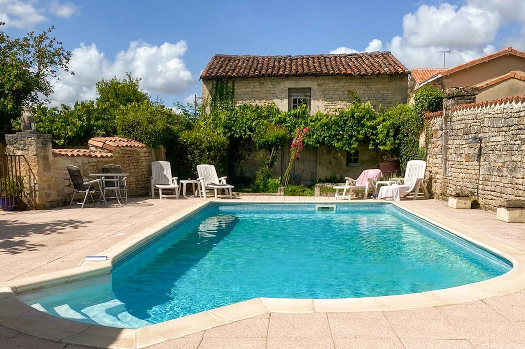 Maison Lumière Église Aquitaine: 3-Bedroom Heritage Villa with Private Pool and Spa in Aquita