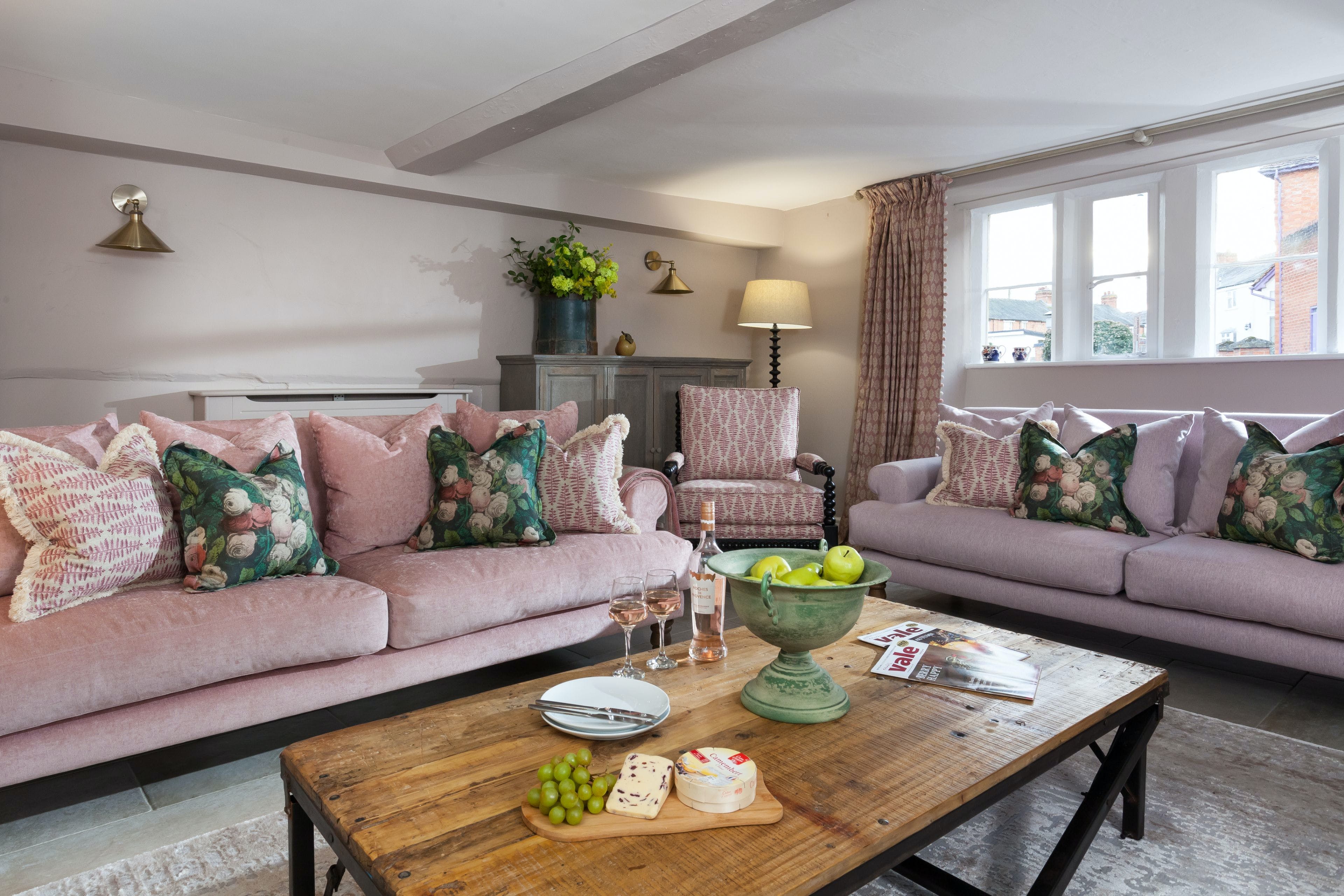 Manor Abberley Stratford: Elegant 4-Bedroom Apartment Rental with Family-Friendly Comforts, Stratford-upon Avon