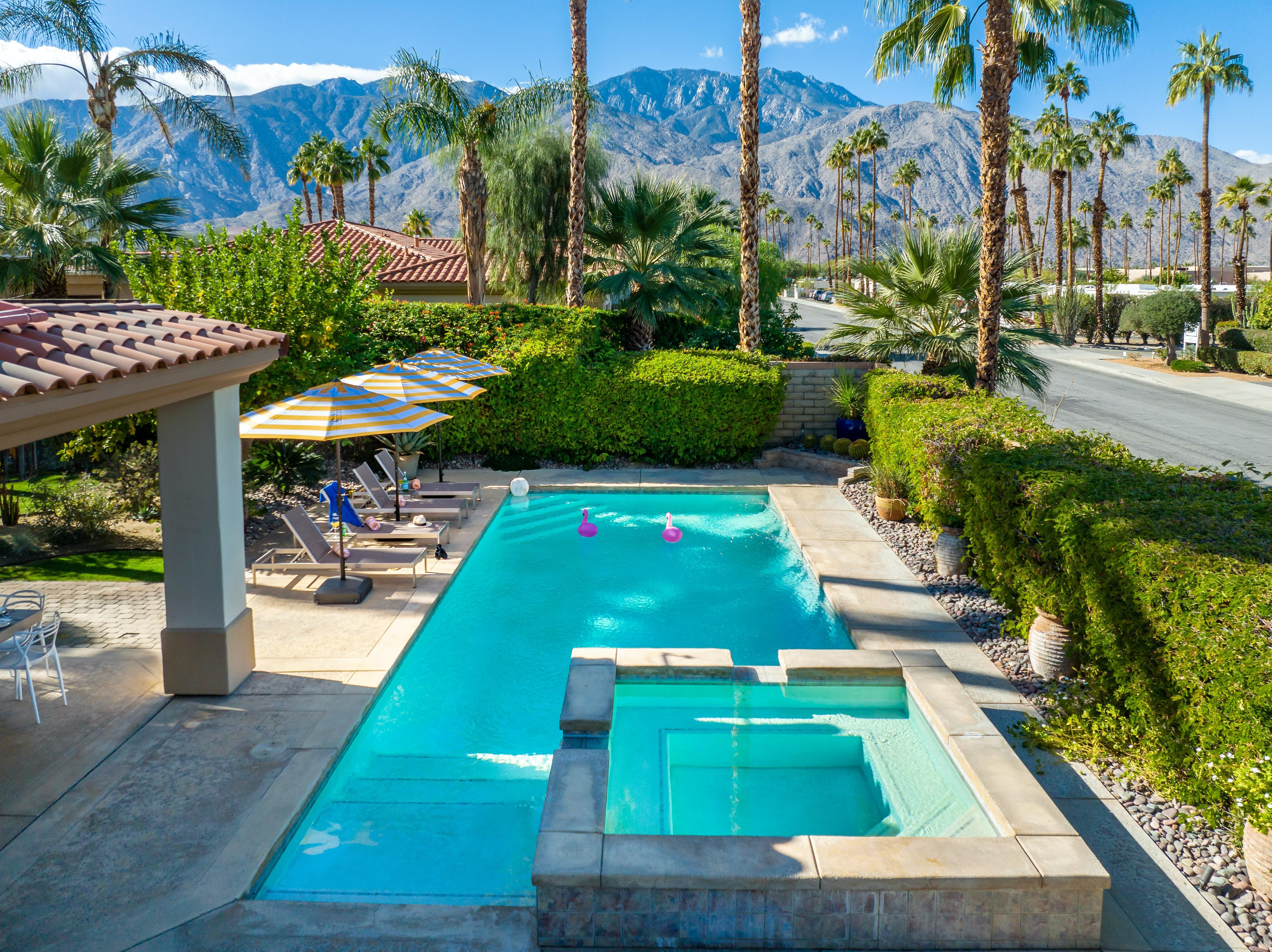 Manor Araby Palm Springs: Luxury 4-Bedroom Apartment with Pool and Hot Tub, Palm Springs