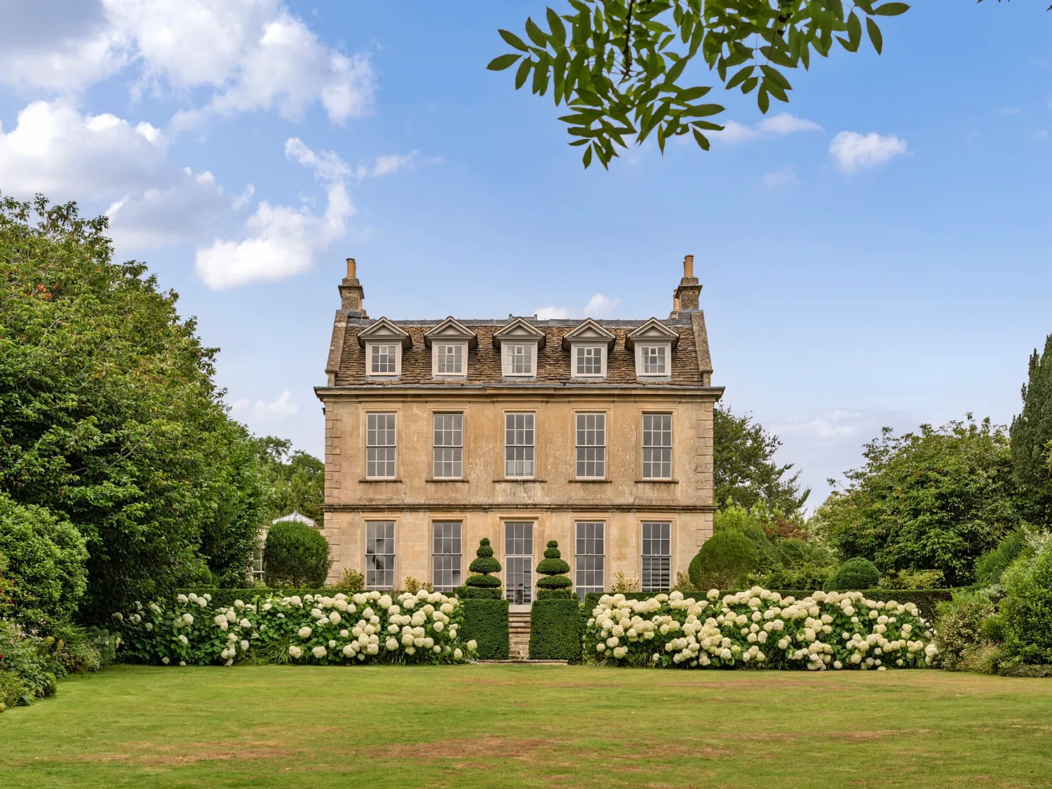 Manor Avon Bath: Exquisite 6-Bedroom House with Hot Tub and Gardens, Bath