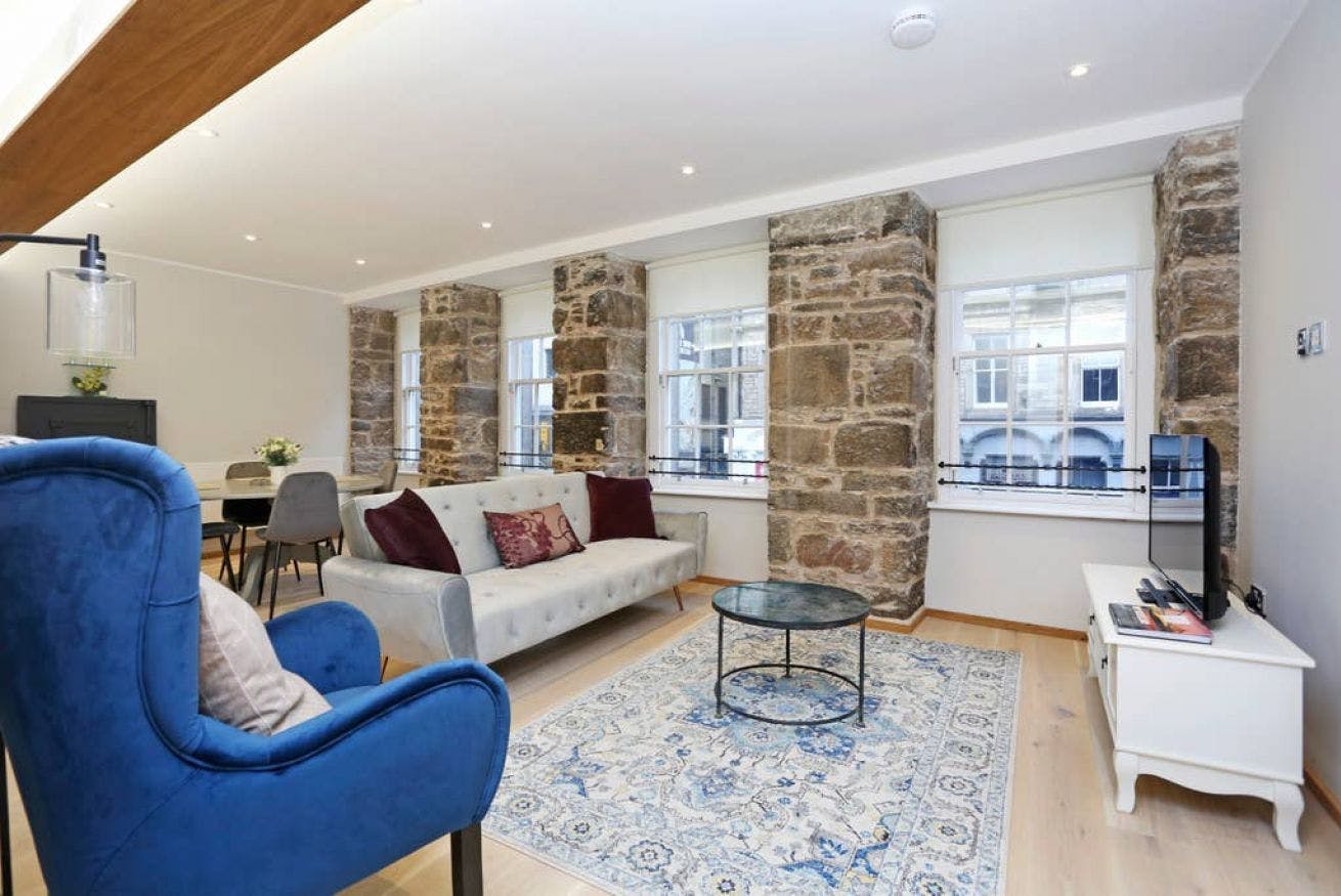 House Gregale Bristo Old Town: Luxury 2-Bedroom Flat with Heritage Features, Edinburgh Old Town