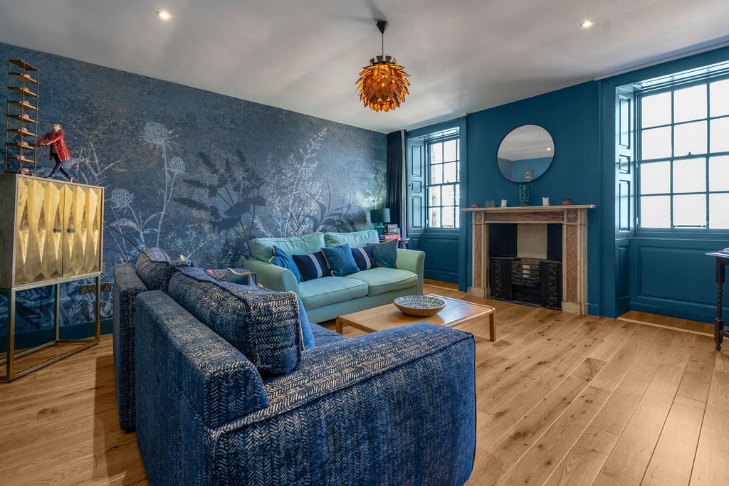 House Helm Bellevue New Town: Elegant 2-Bedroom Townhouse Rental with Terrace Access, New Town Edinburgh