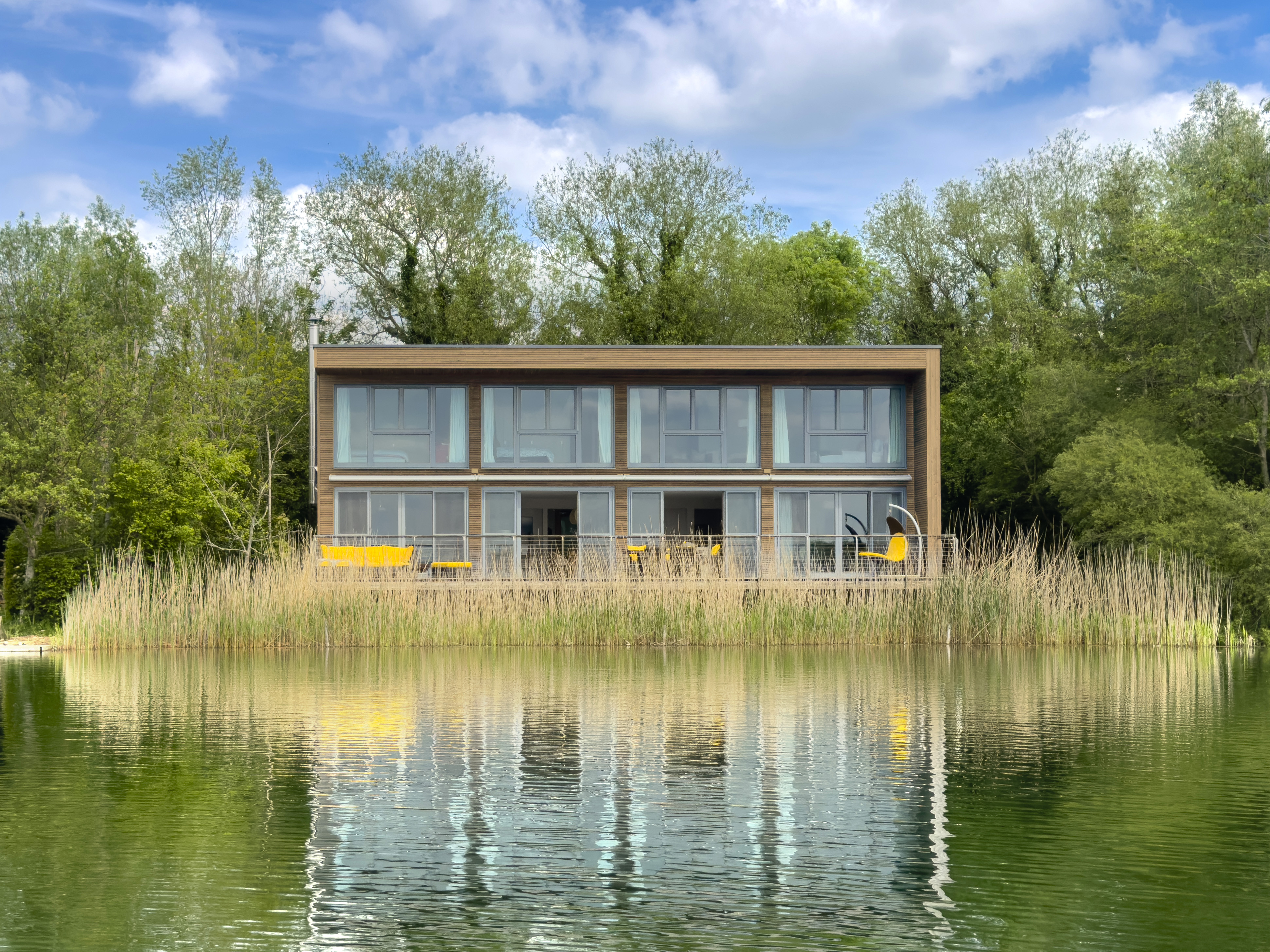 House Rowan Calcutt Cricklade: Spacious 4-Bedroom Luxury Apartment with Lake Views and Pool, Cricklade