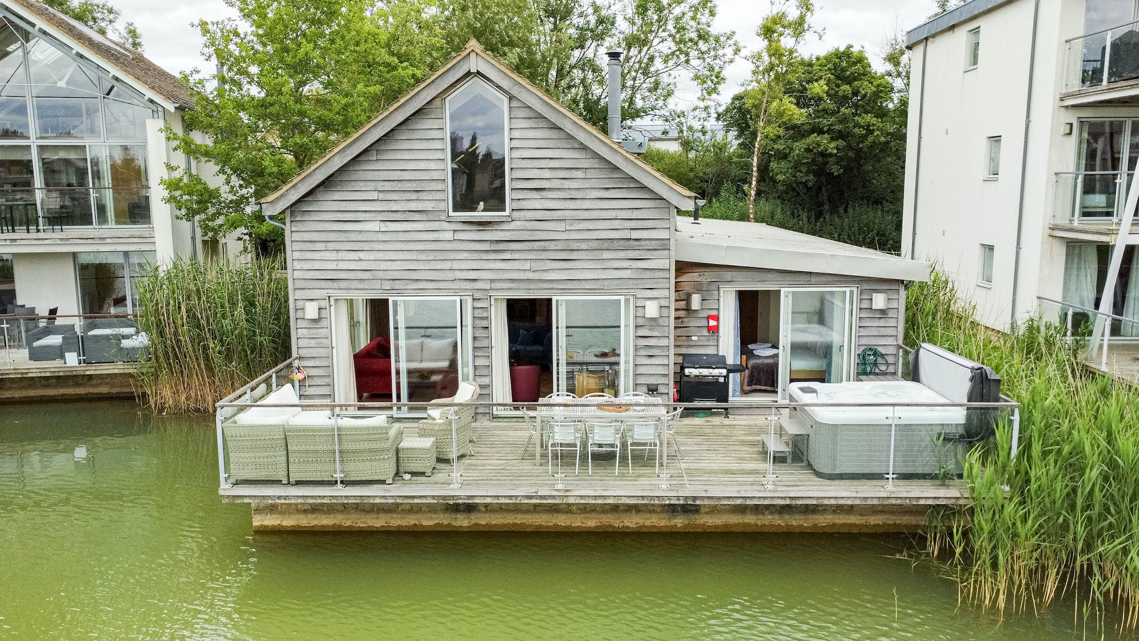 House Helm Cerney Wick Cricklade: 4-Bedroom Luxury Apartment with Lake Views, Cricklade