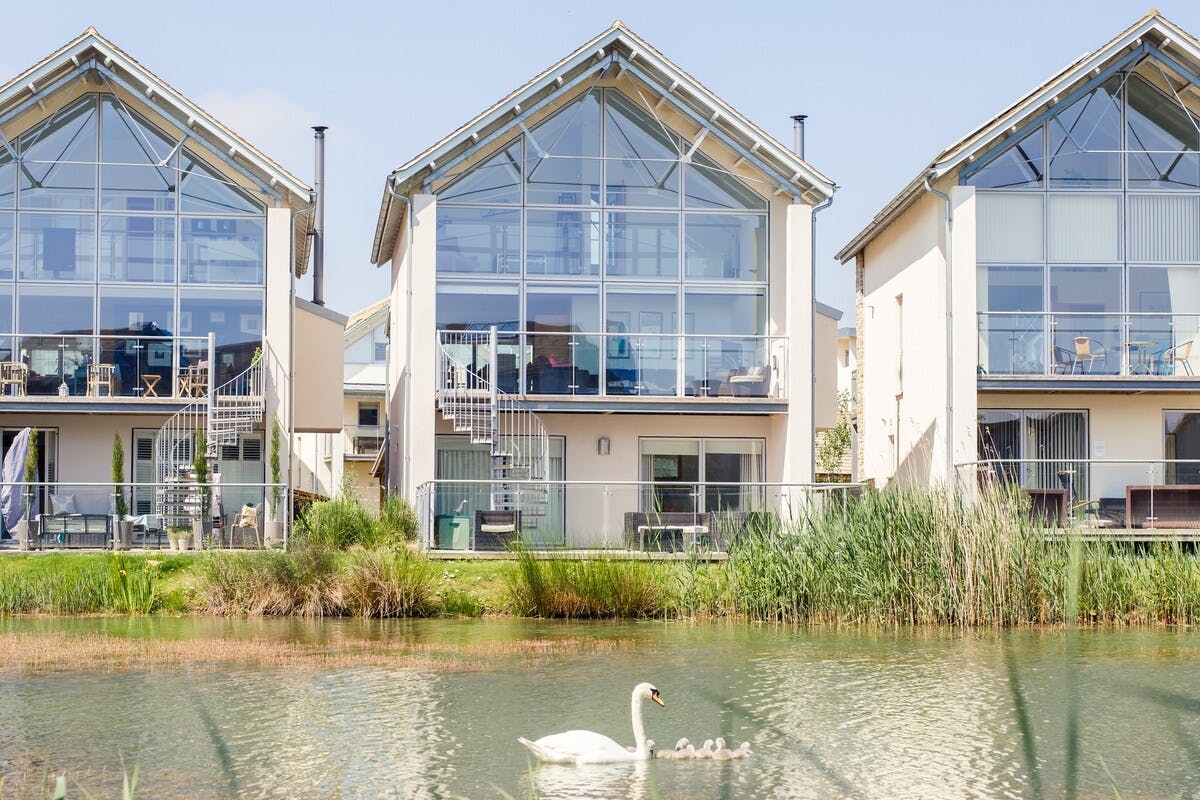 House Lysias Bowldown Cricklade: 4-Bedroom Apartment with Lake Views and Gym, Cricklade