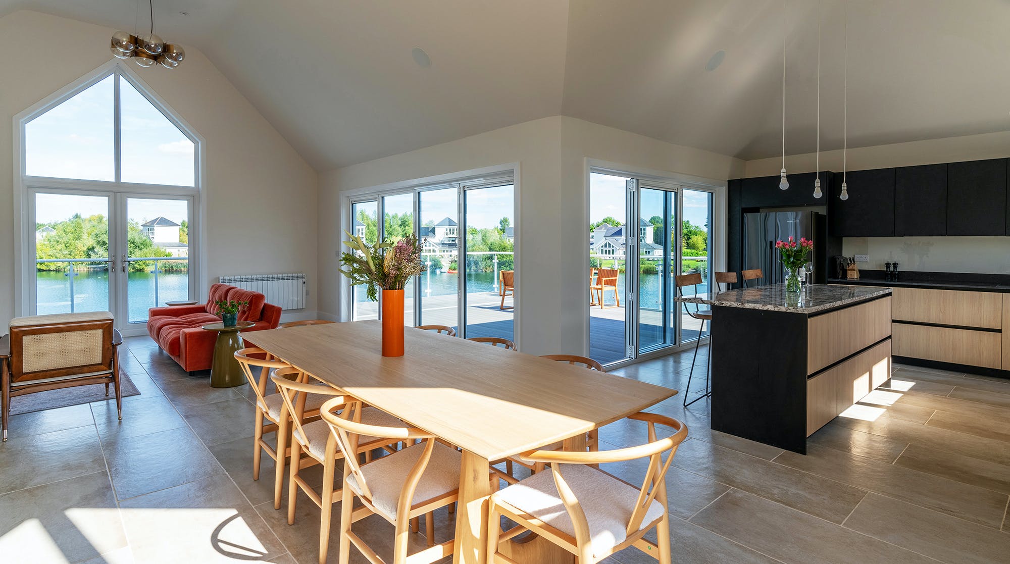 House Vesper Calcutt Cricklade: Spacious 4-Bedroom Apartment with Lake Views, Cricklade