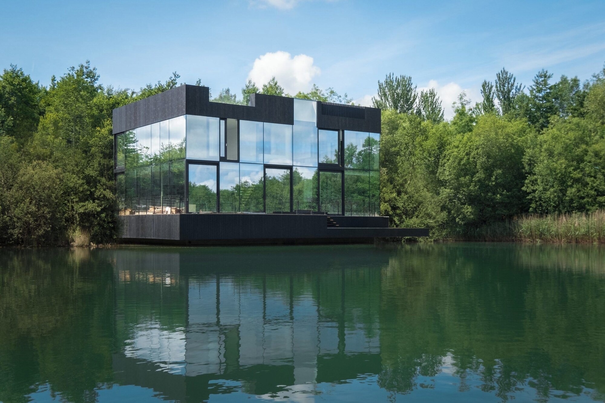 House Helm Buscot Faringdon: 4-Bedroom Sustainable Apartment with Pool and Lake Views, Gloucestershire