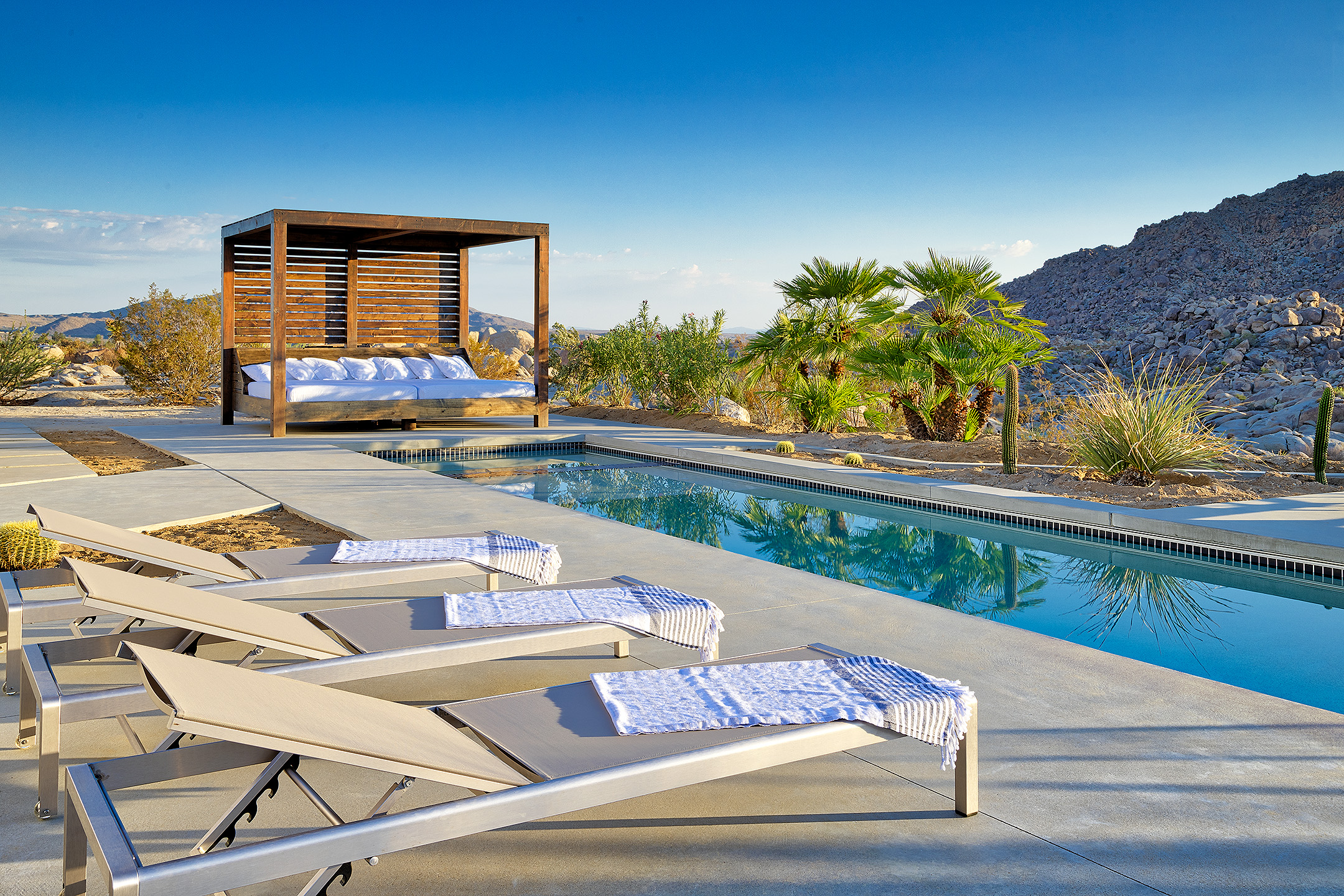 Manor Coyote Joshua: Luxurious 3-Bedroom Villa with Hot Tub and Pool, Joshua Tree