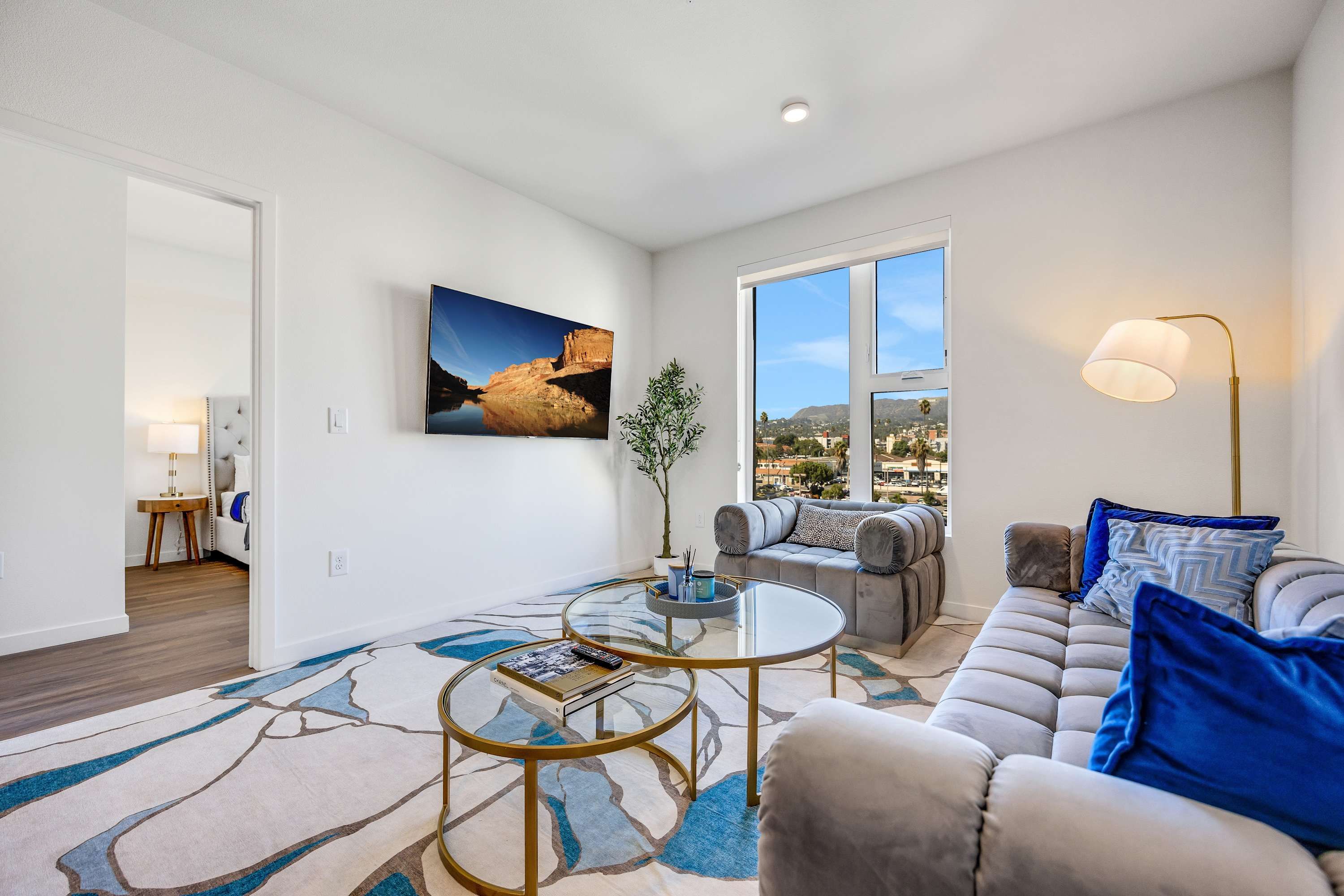 Manor Franklin East Hollywood: Spacious 3-Bedroom Apartment with Pool Access in East Hollywood