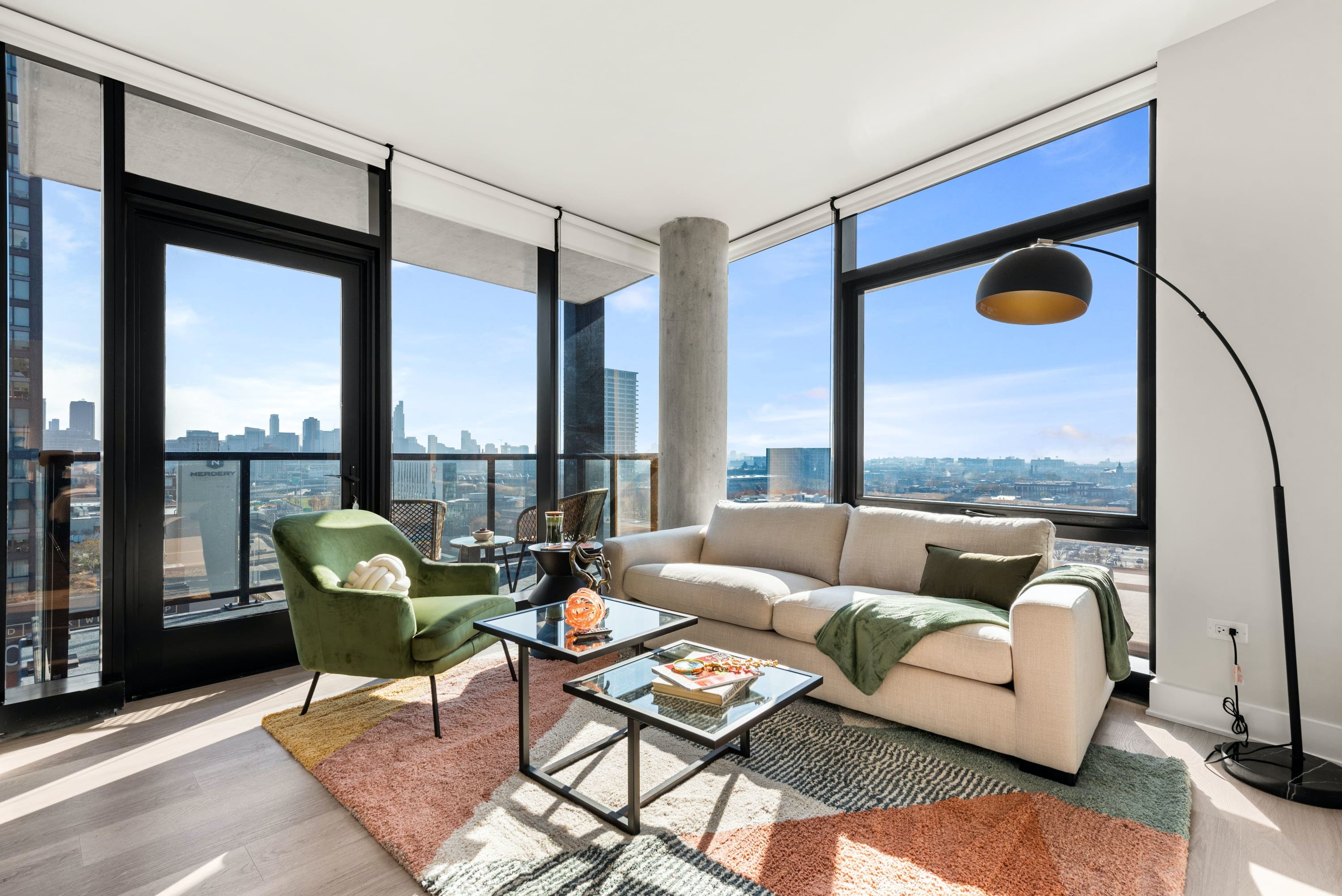 Manor Fulton Chicago: Stylish 2-Bedroom Apartment Rental with Air-Con in Chicago