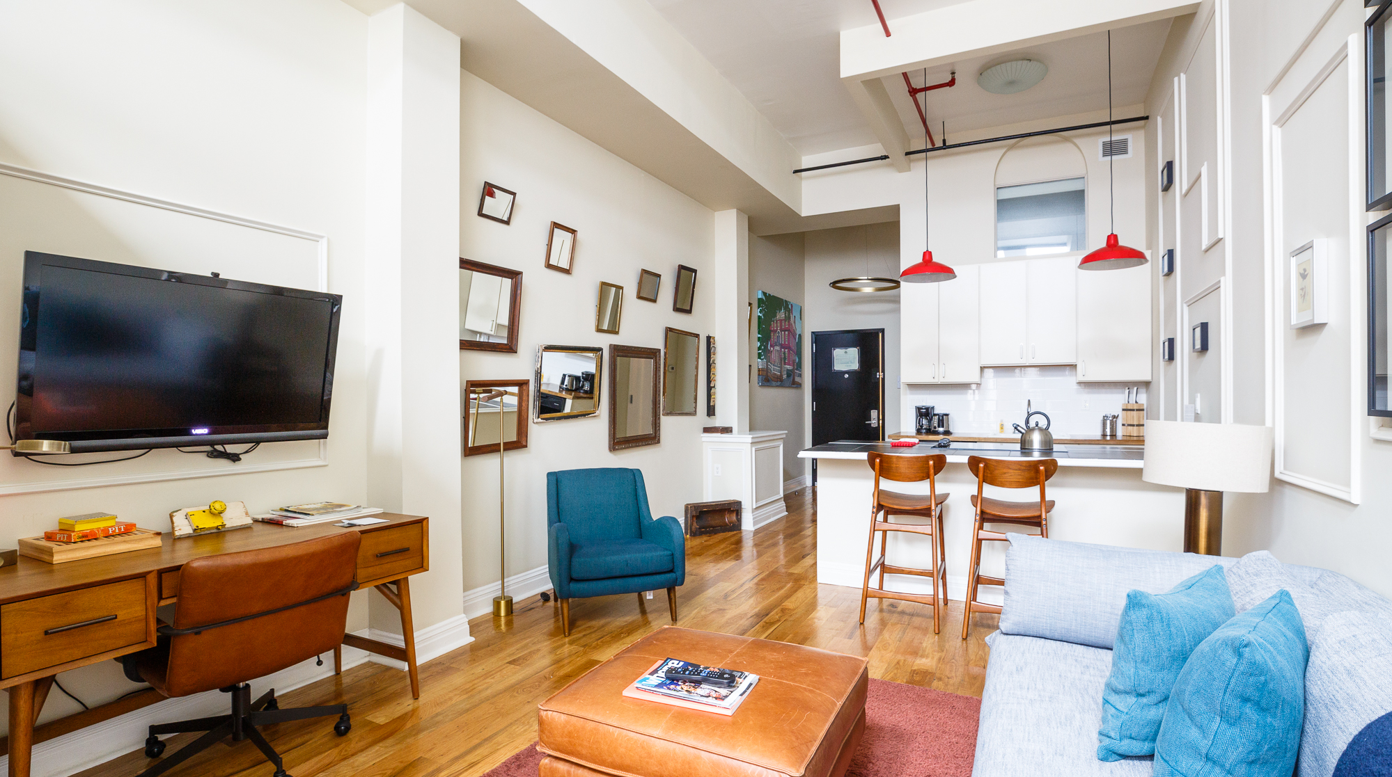 Manor Gantry Long Island City: Romantic 1-Bedroom Boutique Hotel Rental with Air-Con, Long Island City