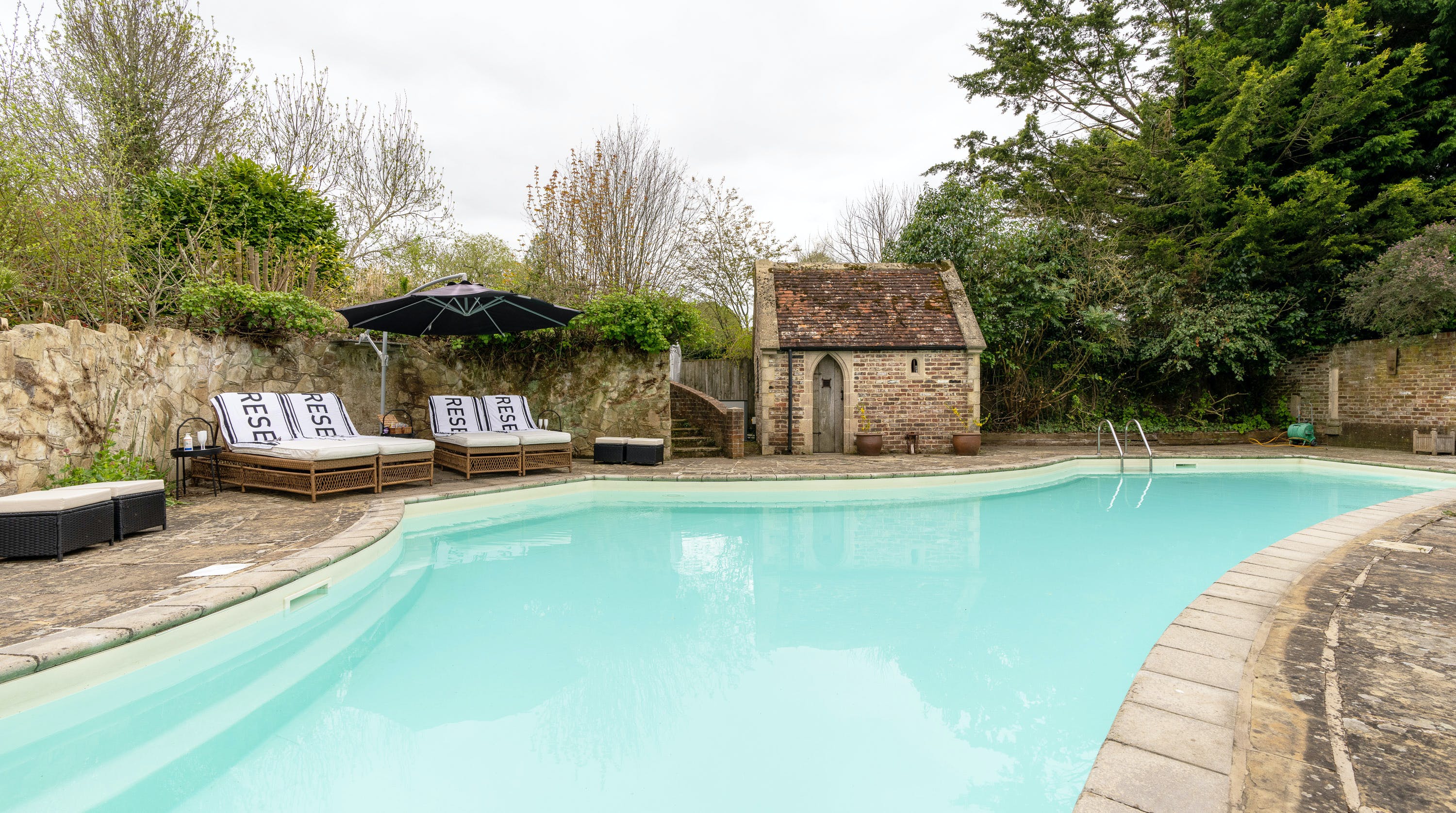 Manor Hazel Hampshire: Luxury 9-Bedroom Apartment with Pool and Lake, Hampshire