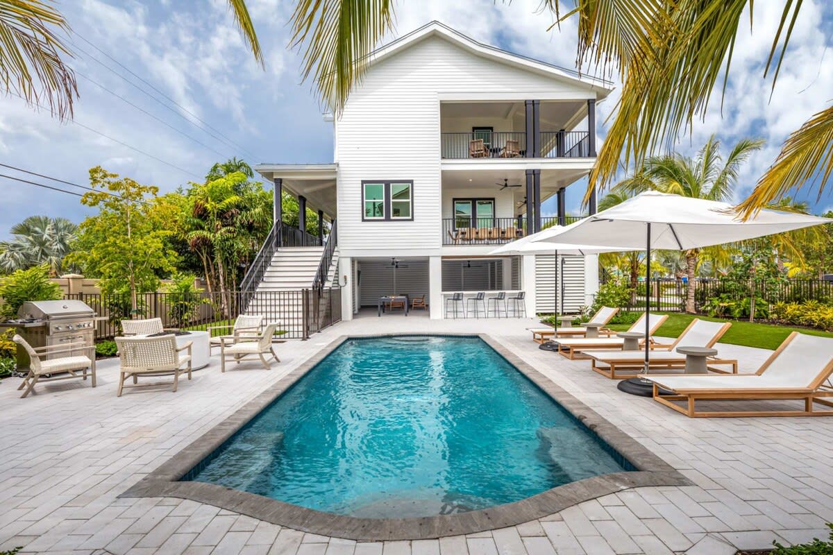 Villa Levante Snake Bight Florida Keys: Luxury 6-Bedroom Villa with Private Pool, Florida Keys