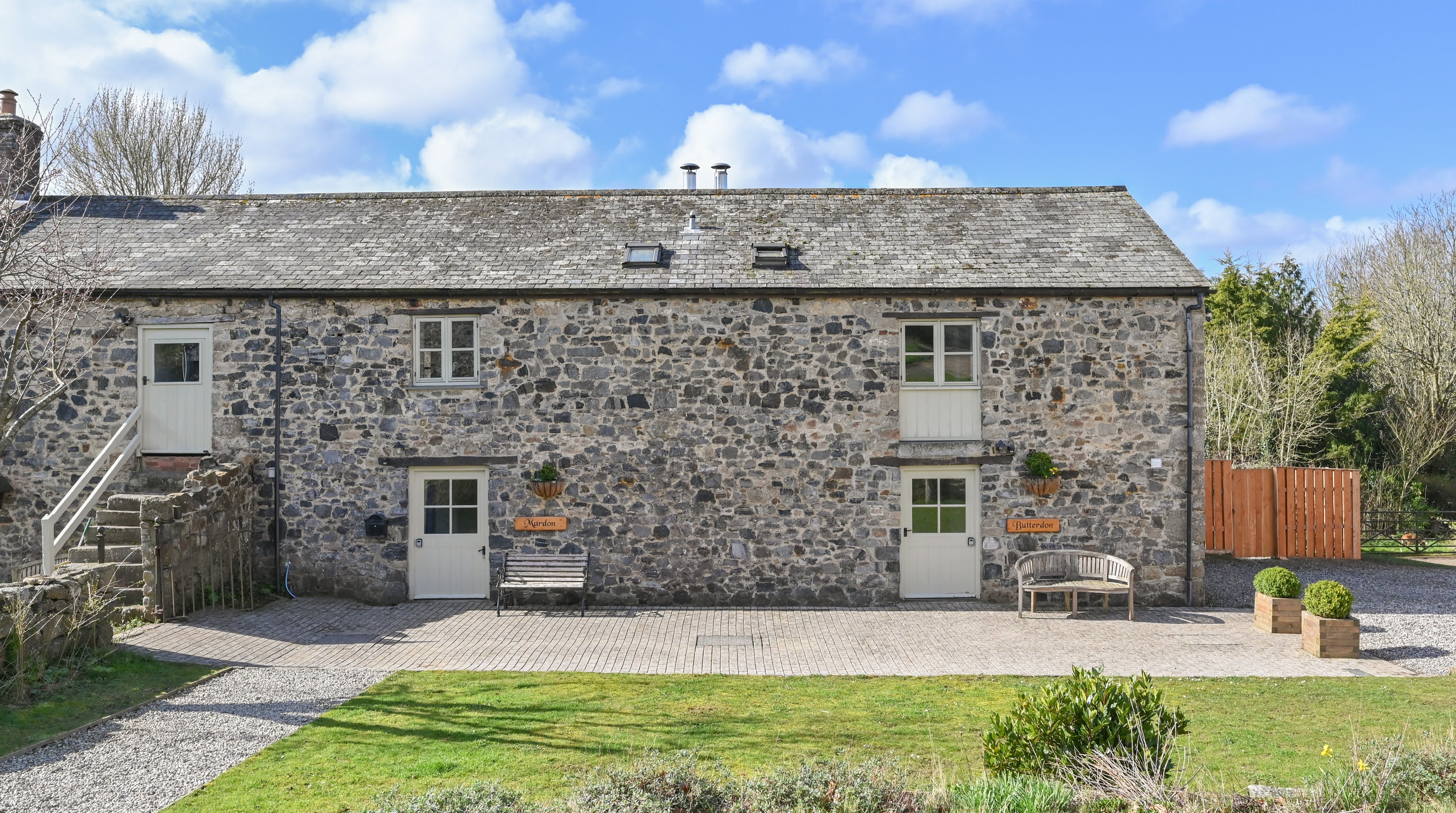 Manor Teignmoor Exeter: Charming 2-Bedroom Apartment with Hot Tub and BBQ, Exeter