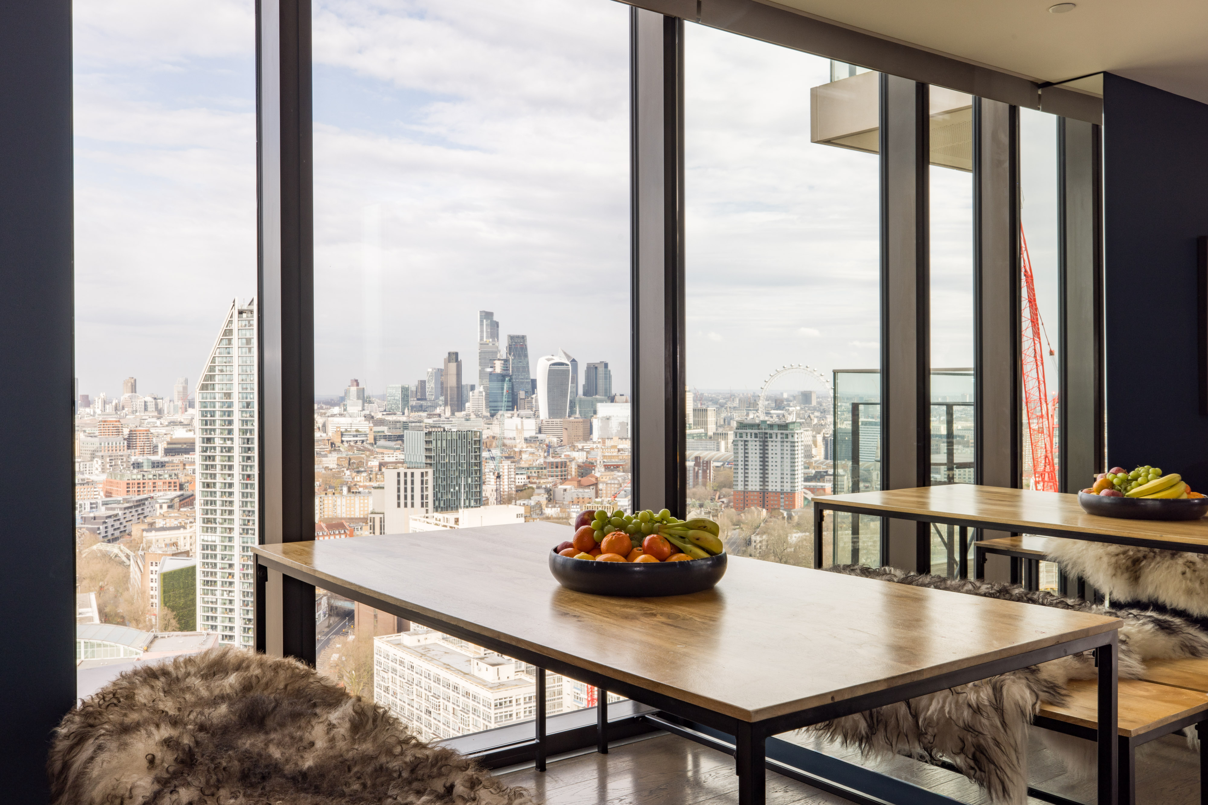 Manor Walworth Castle: Elegant 3-Bedroom Apartment with City Views, Elephant and Castle