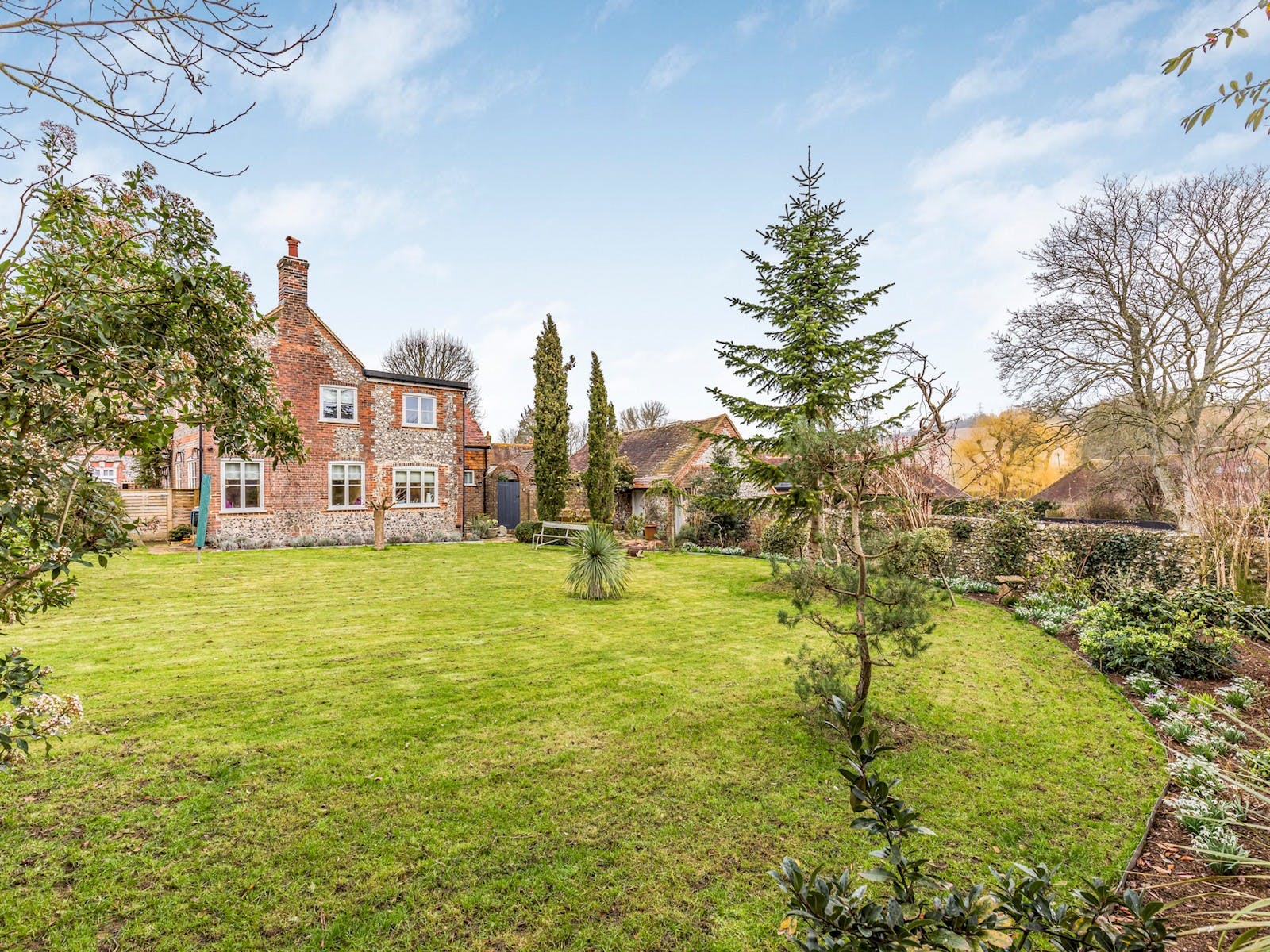 Manor Wittering Chichester: Charming 3-Bedroom Cottage Rental with Seaviews and Family-Friendly Features in West Sussex