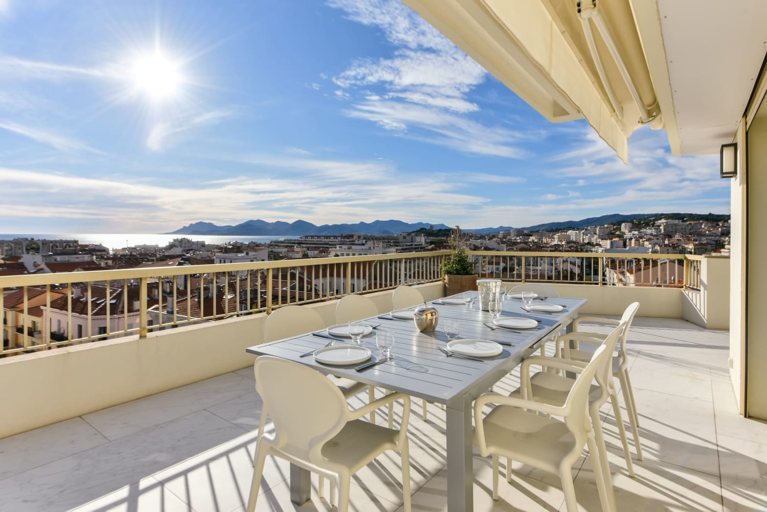 Villa Aurore Boulevard Cannes: Spacious 4-Bedroom Apartment with Seaview, Cannes