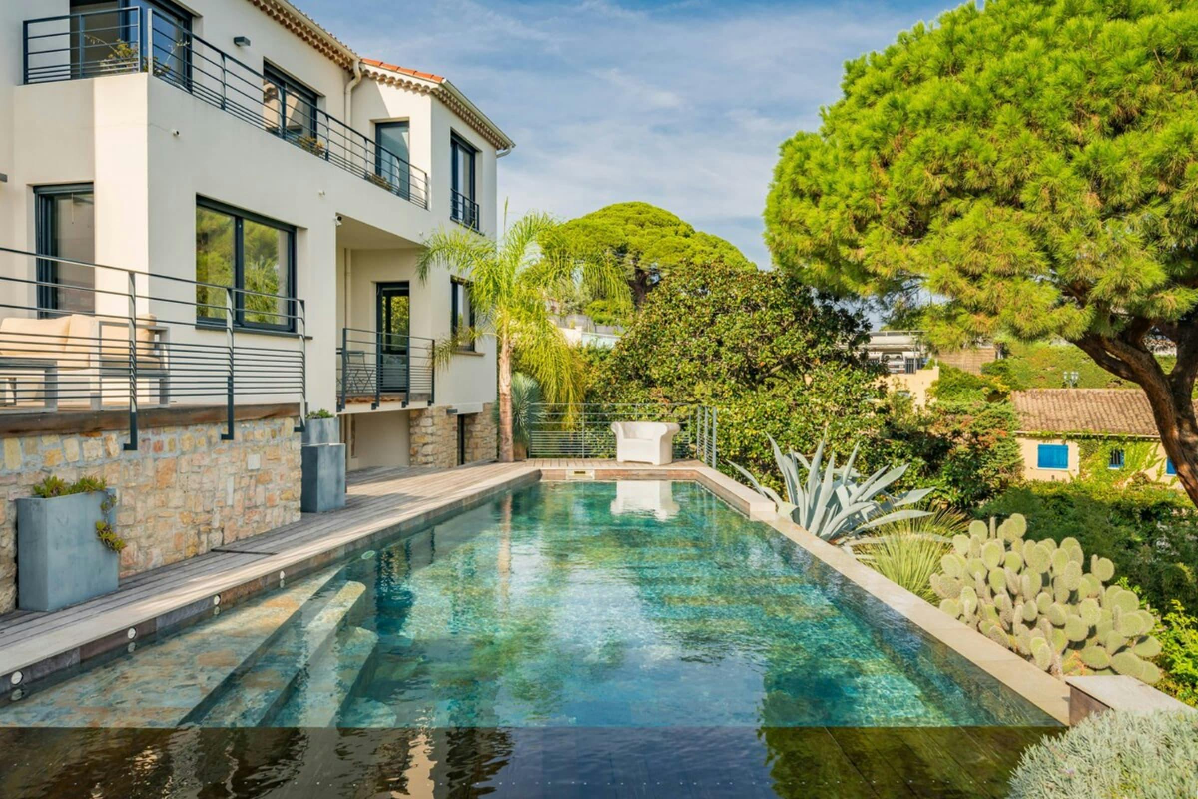 Villa Autan Croix Cannes: Luxury 8-Bedroom Villa with Seaview and Pool, Cannes