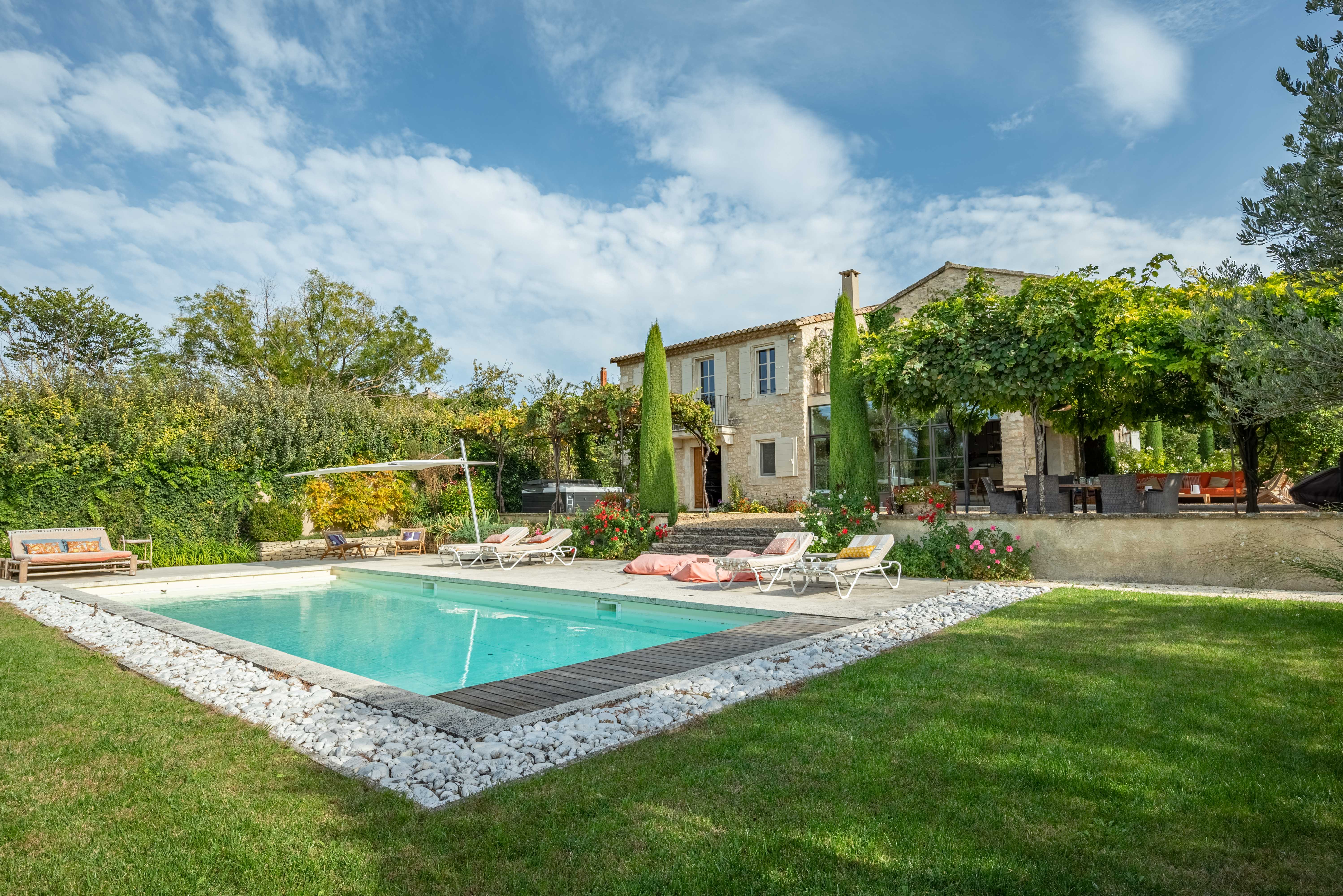 Villa Safran Gordes Provence: Luxury 4-Bedroom Apartment with Swimming Pool, Vaucluse